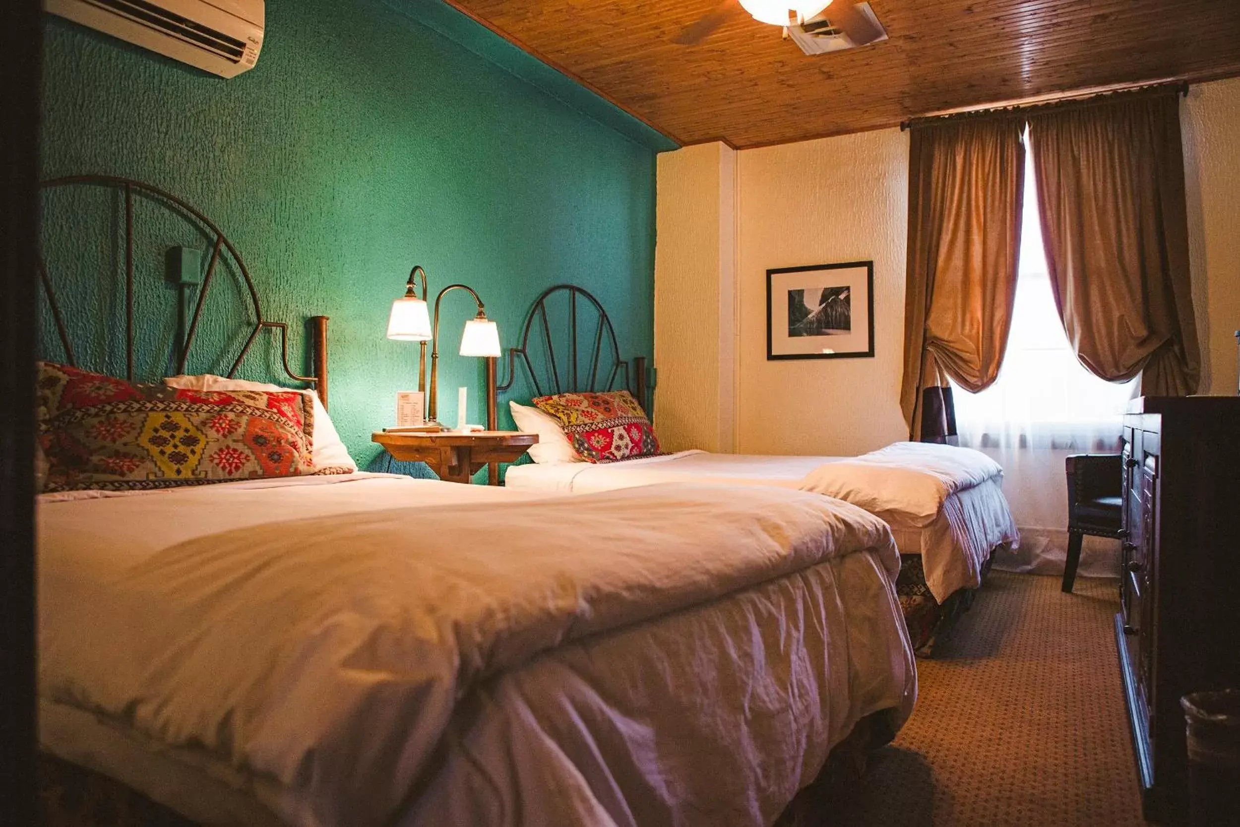 Queen Room with Two Queen Beds in The Holland Hotel Queen Room with Two Queen Beds in The Holland Hotel