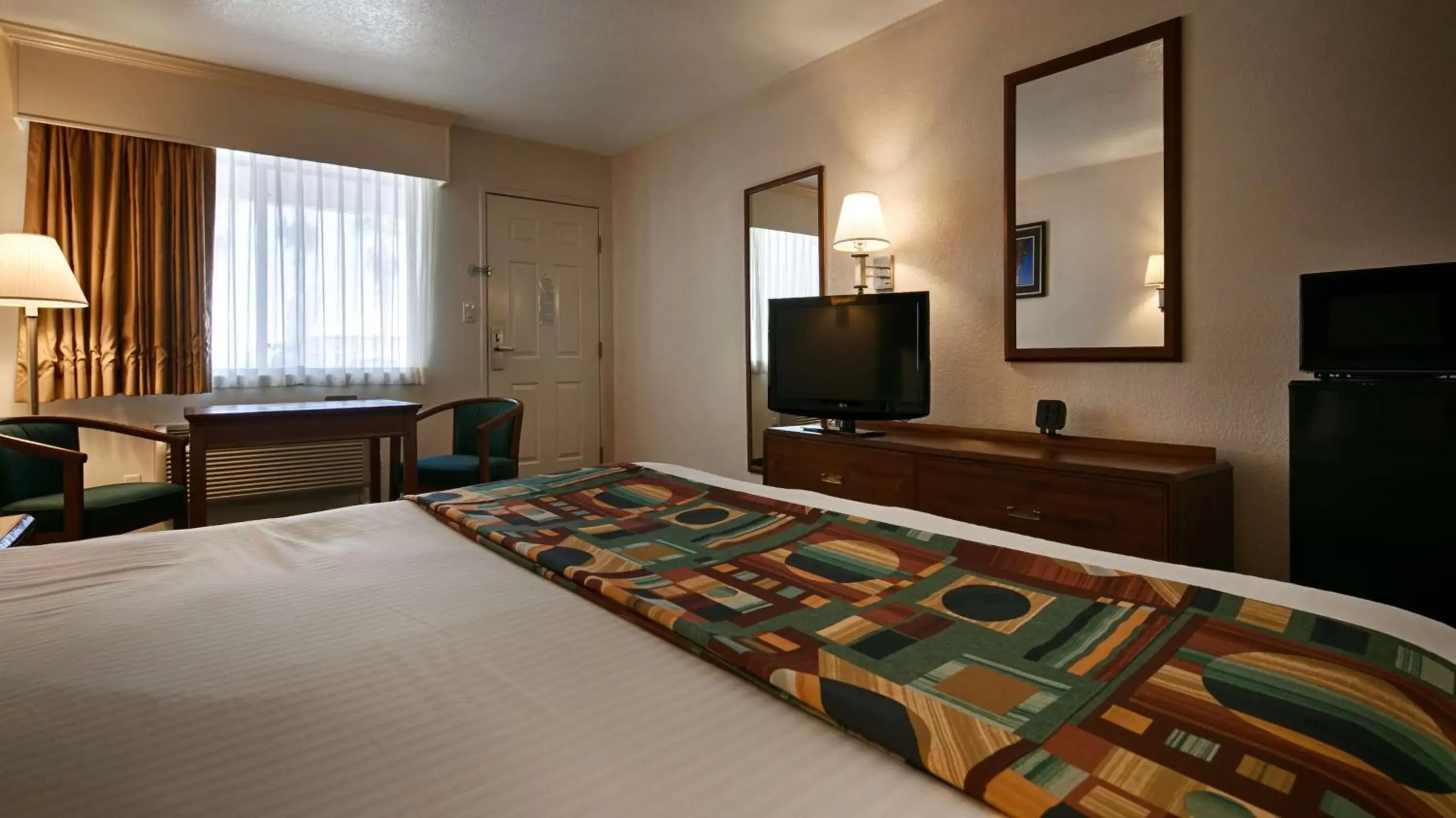 Photo of the whole room, TV/Entertainment Center in Best Western Colorado River Inn
