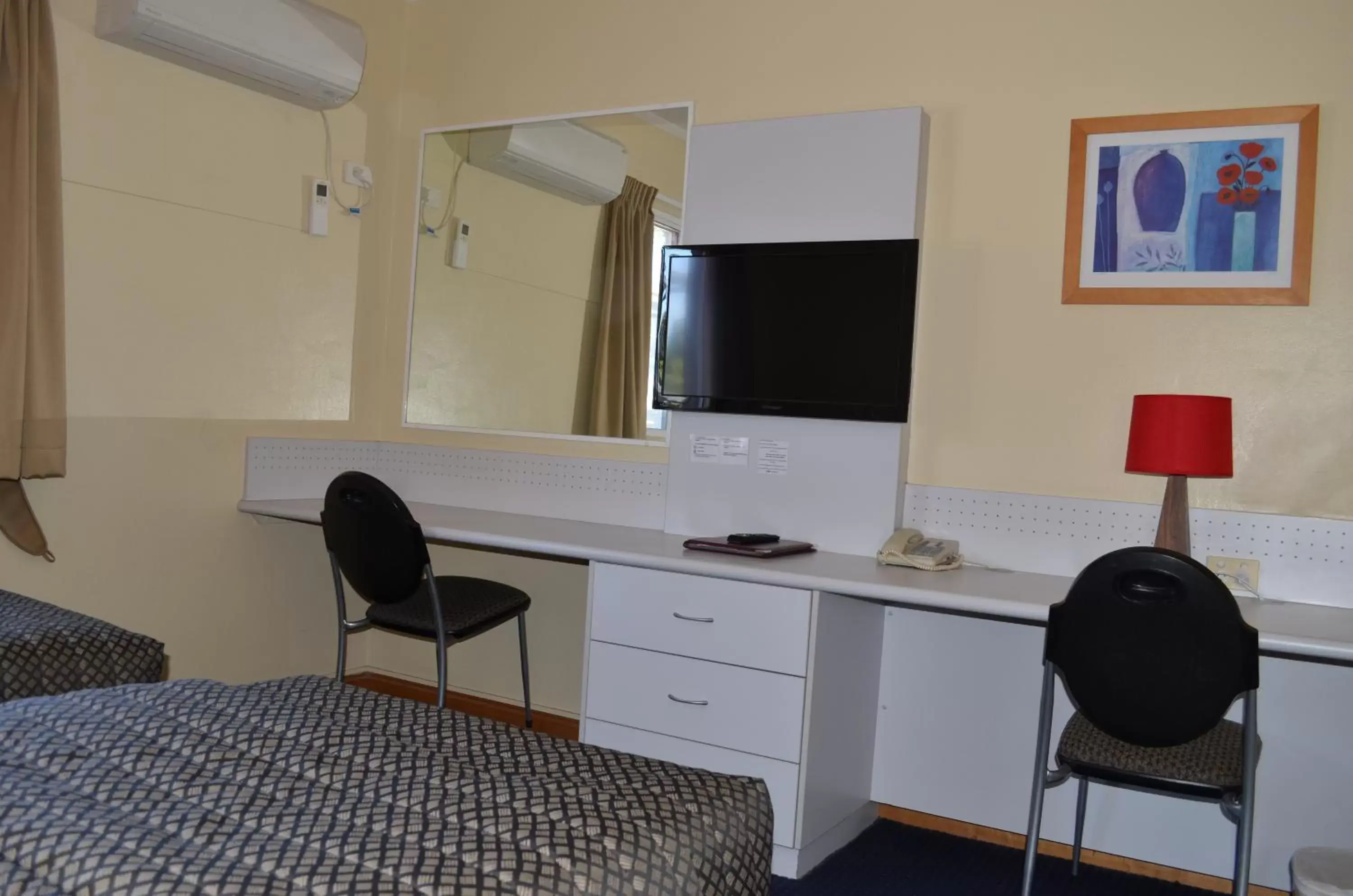 Bedroom, TV/Entertainment Center in Airport Motel Brisbane
