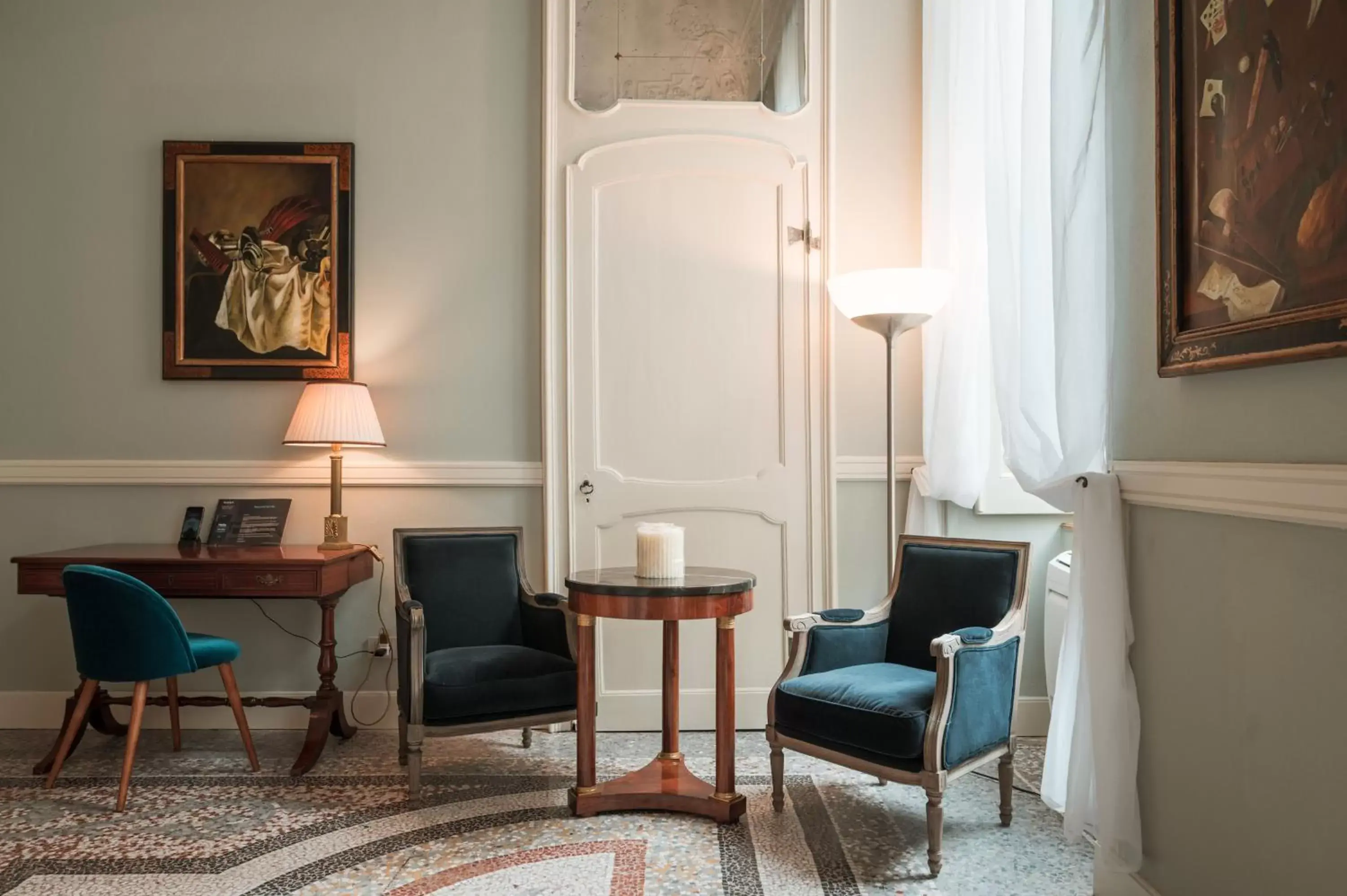 Seating Area in Royal Palace Hotel