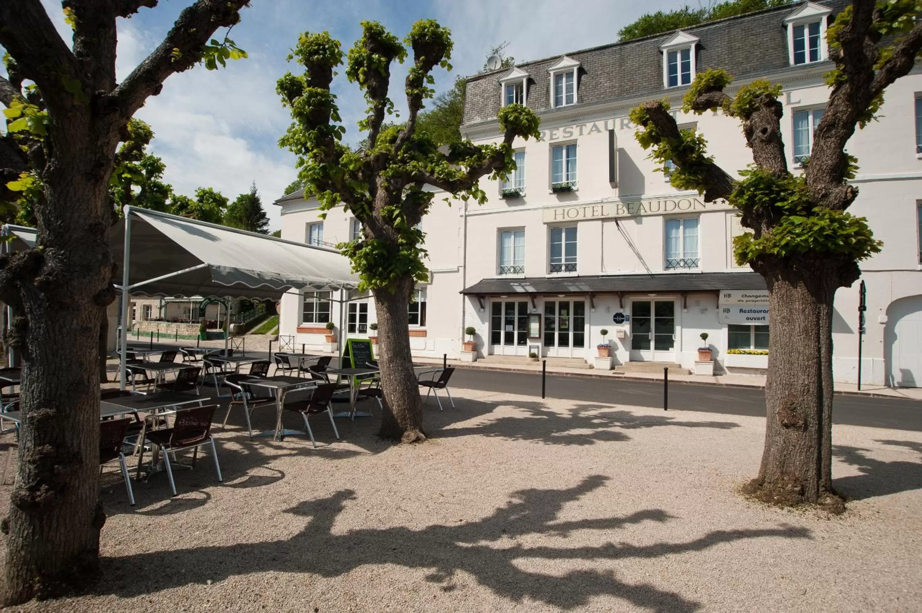 Facade/entrance, Property Building in Logis Hotel Beaudon