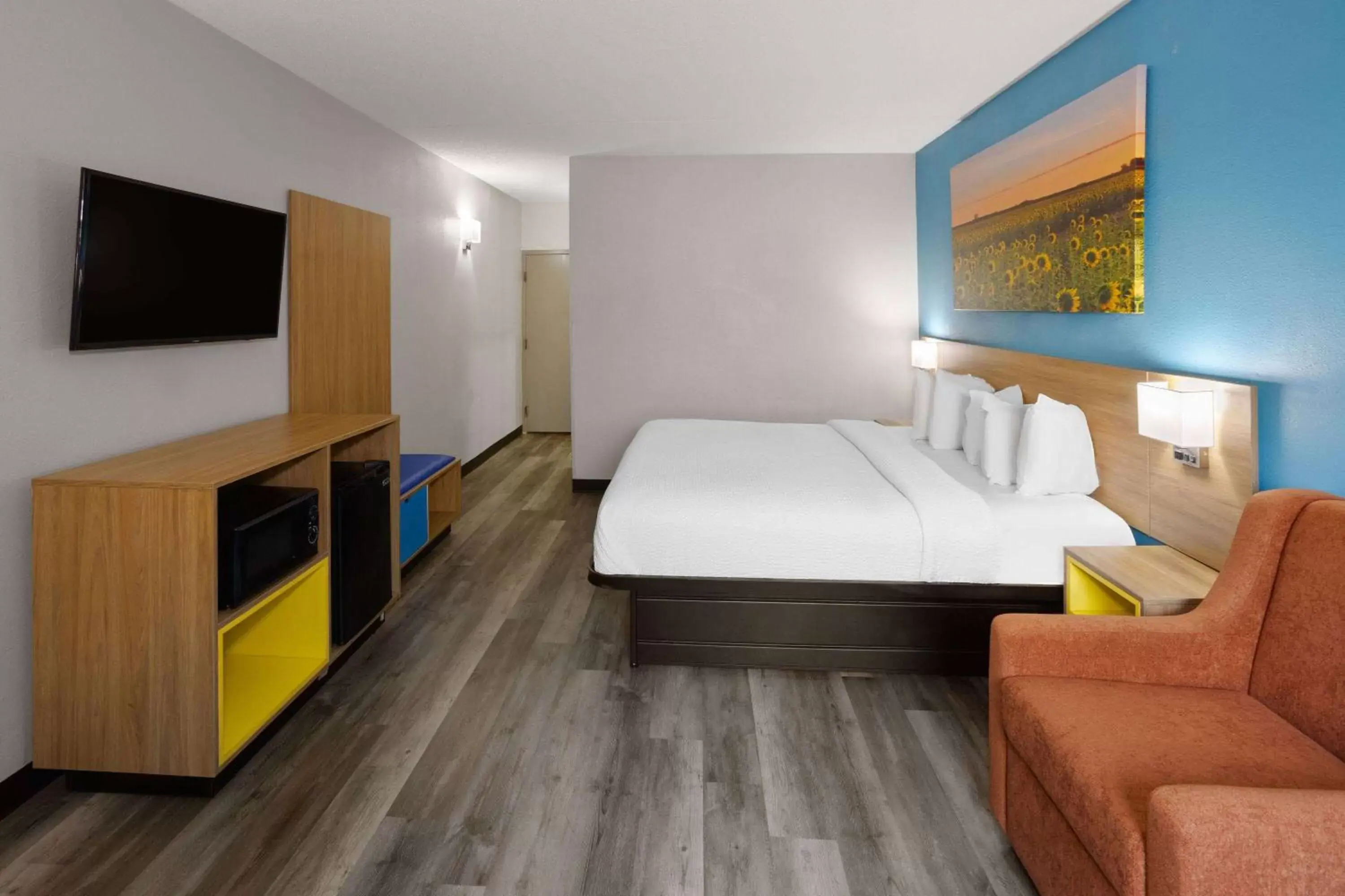 Photo of the whole room, Bed in Days Inn & Suites by Wyndham Northwest Indianapolis