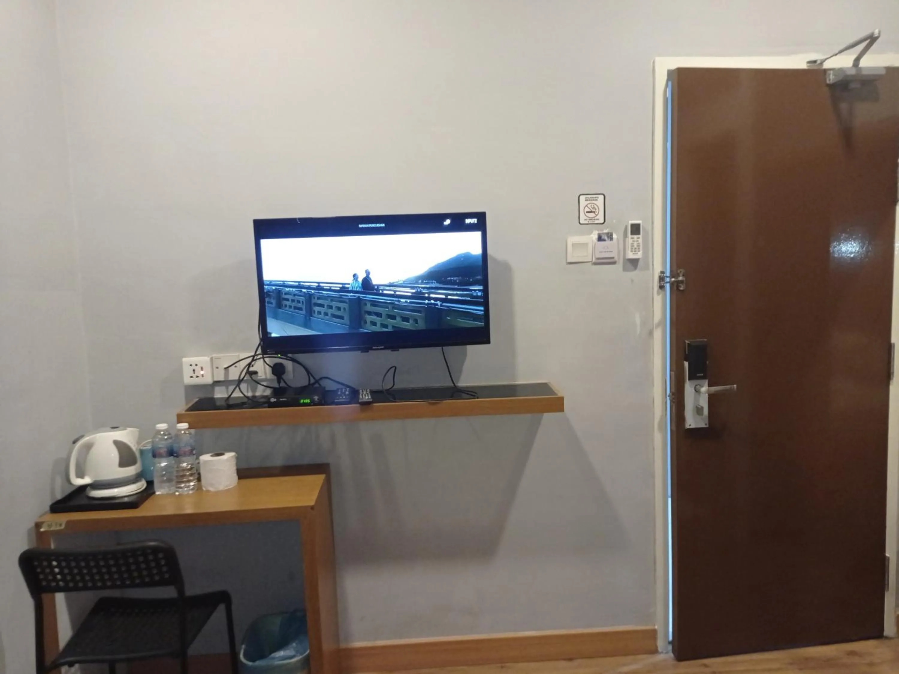 TV/Entertainment Center in Hotel Zamburger Second Link