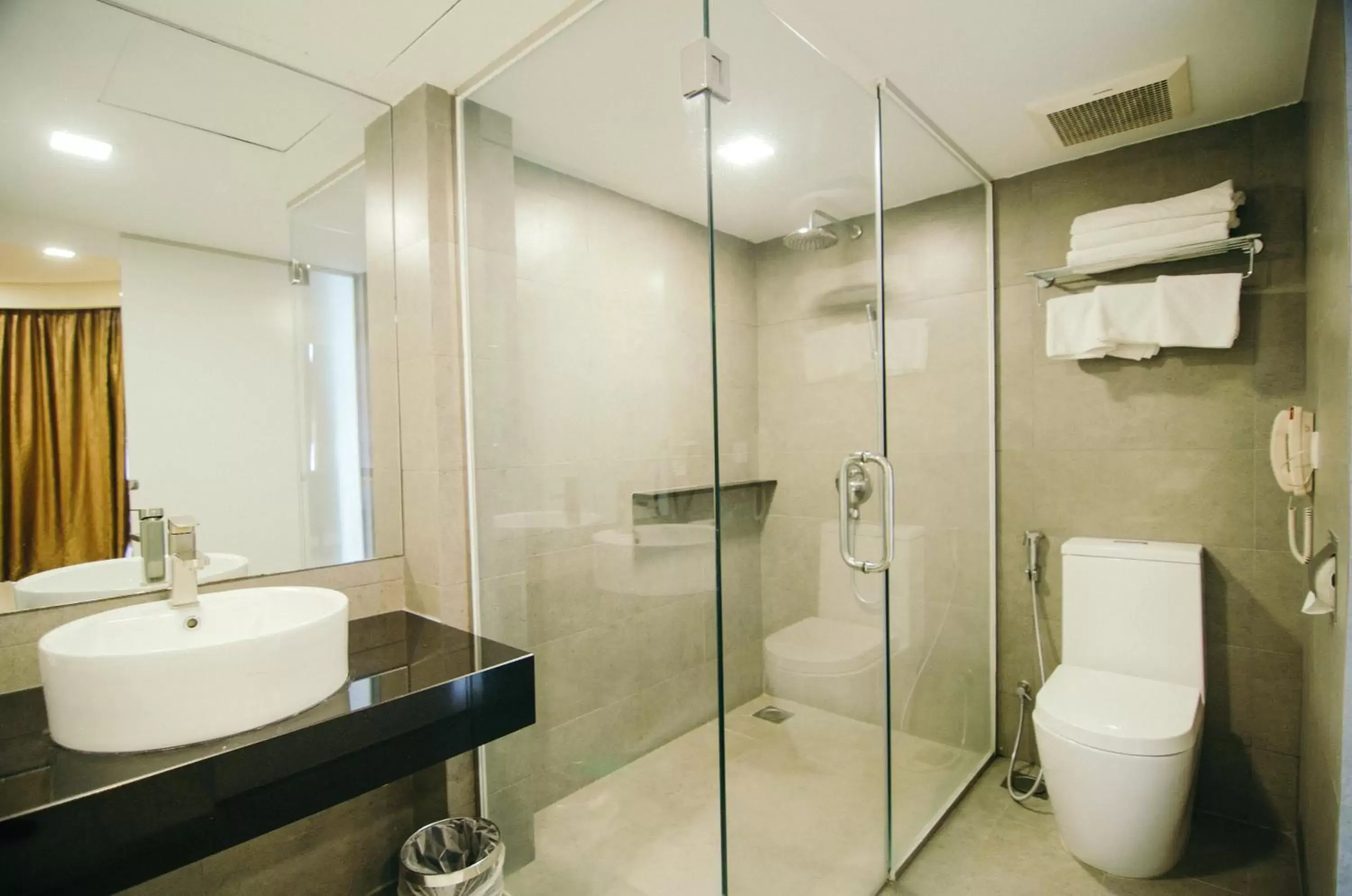 Shower, Bathroom in Hotel Sfera