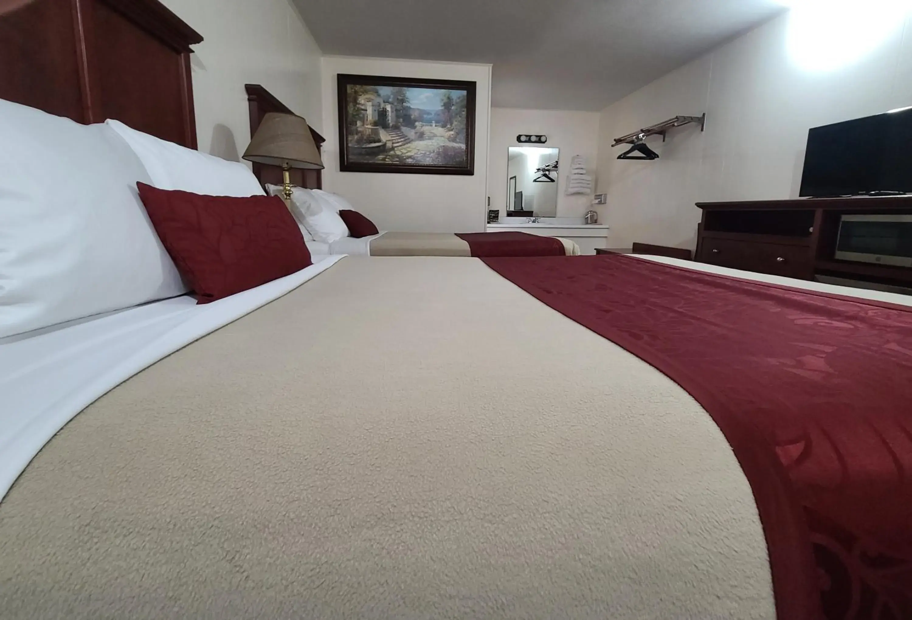 Photo of the whole room, Bed in Homestead Motel