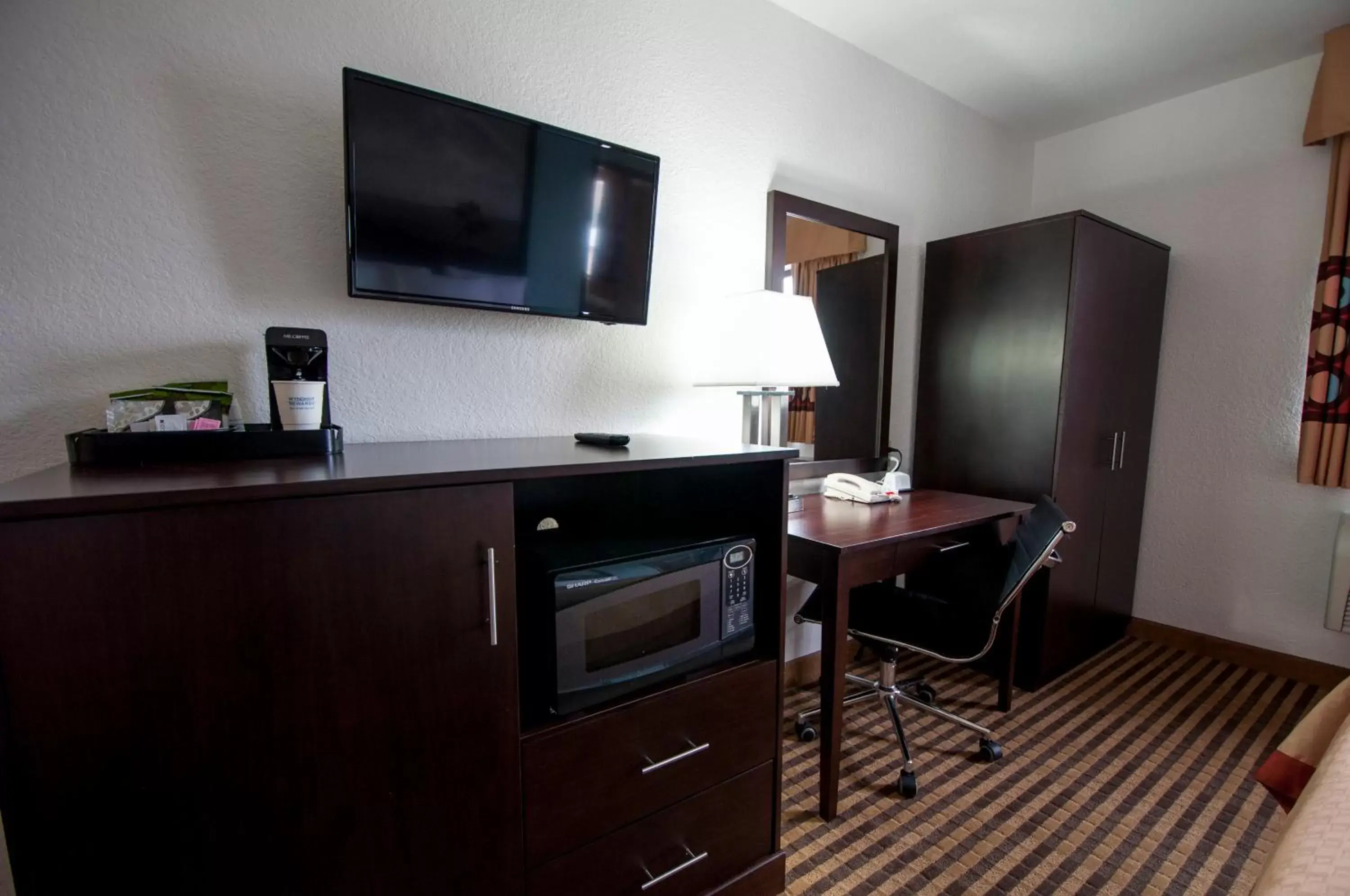 TV and multimedia, TV/Entertainment Center in Quality Inn Wenatchee near Leavenworth