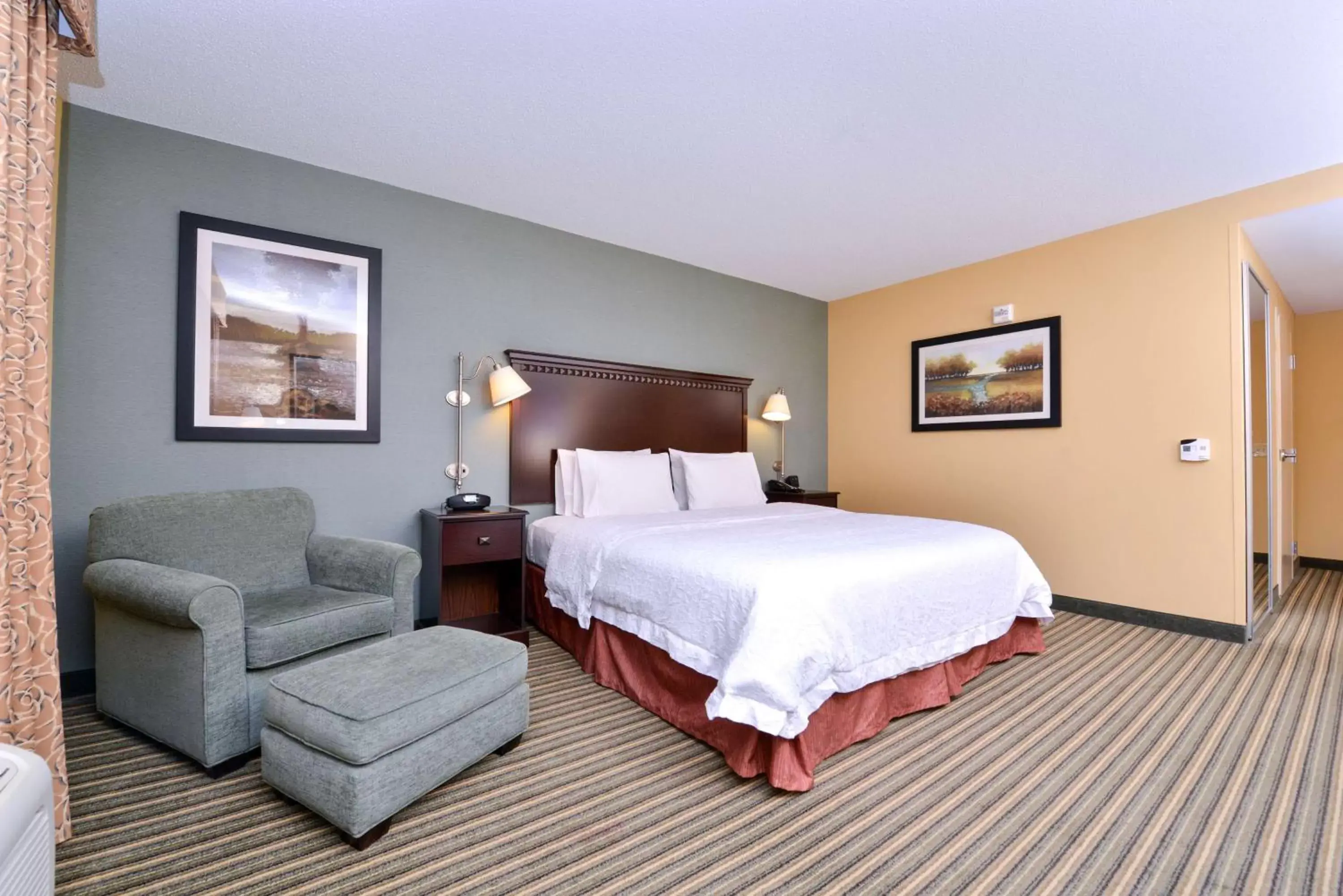 Bed in Hampton Inn & Suites Fort Belvoir Alexandria South