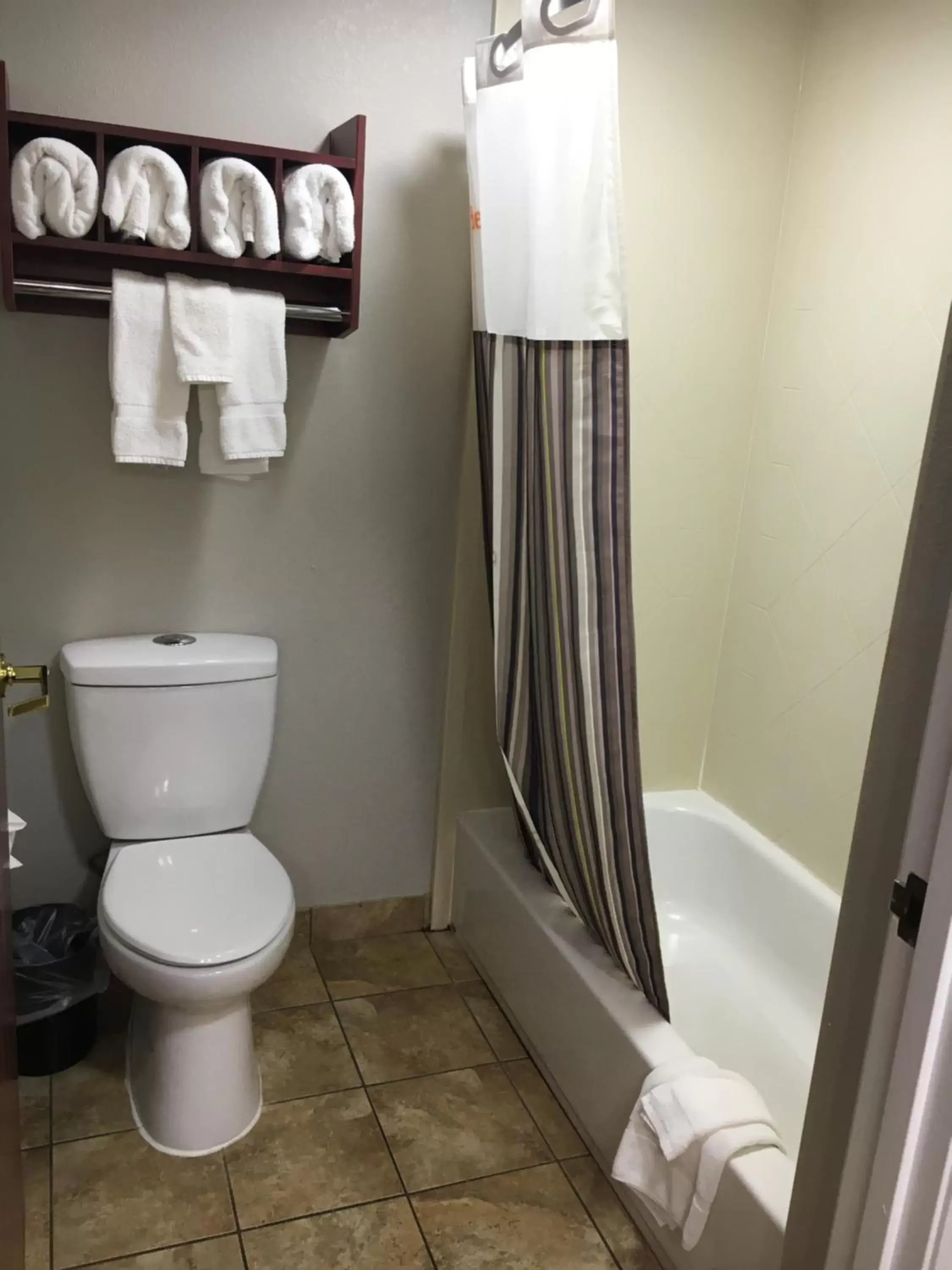 Bathroom in La Quinta Inn & Suites by Wyndham Louisville East