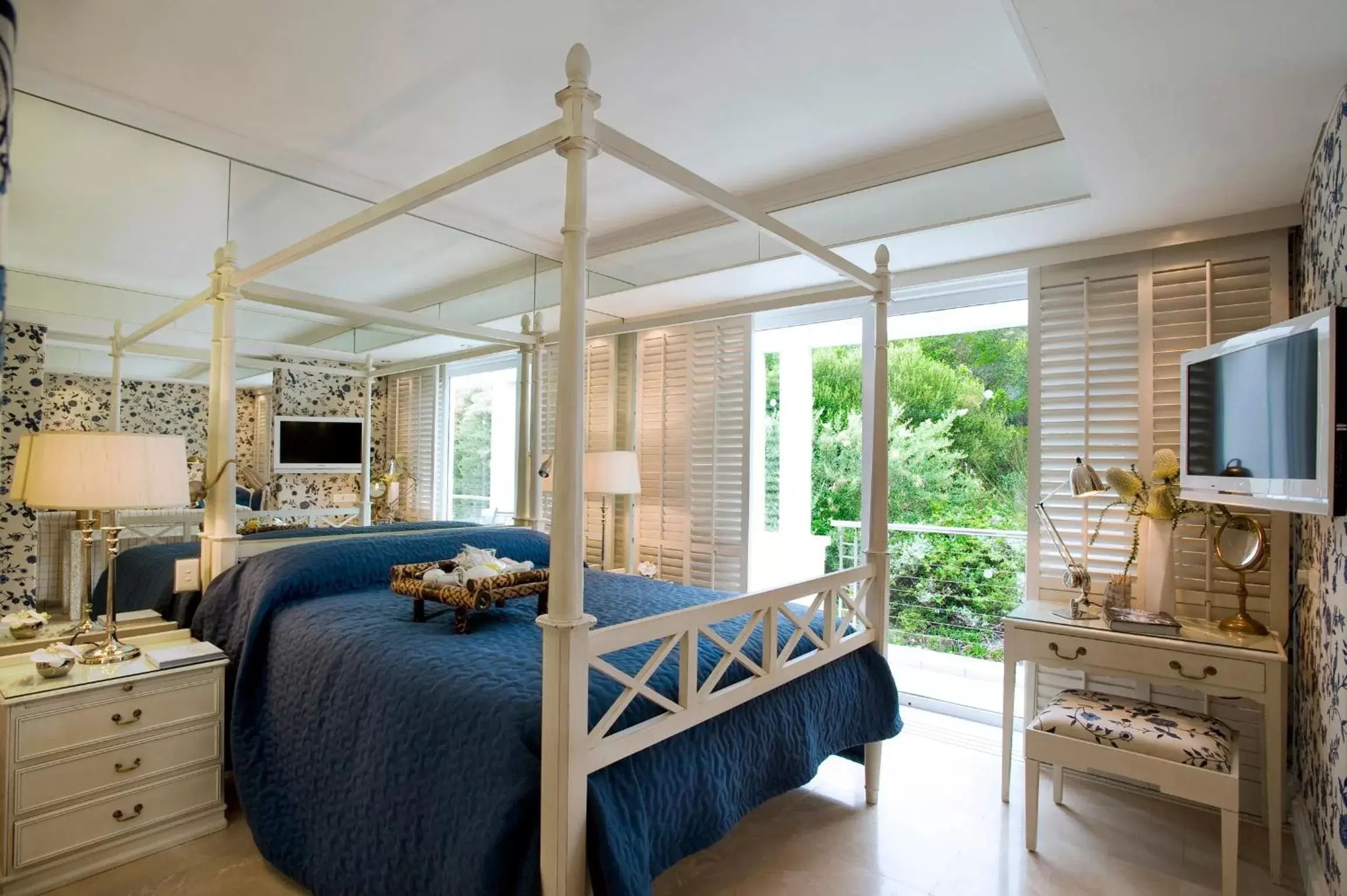 Bed in Twelve Apostles Hotel & Spa