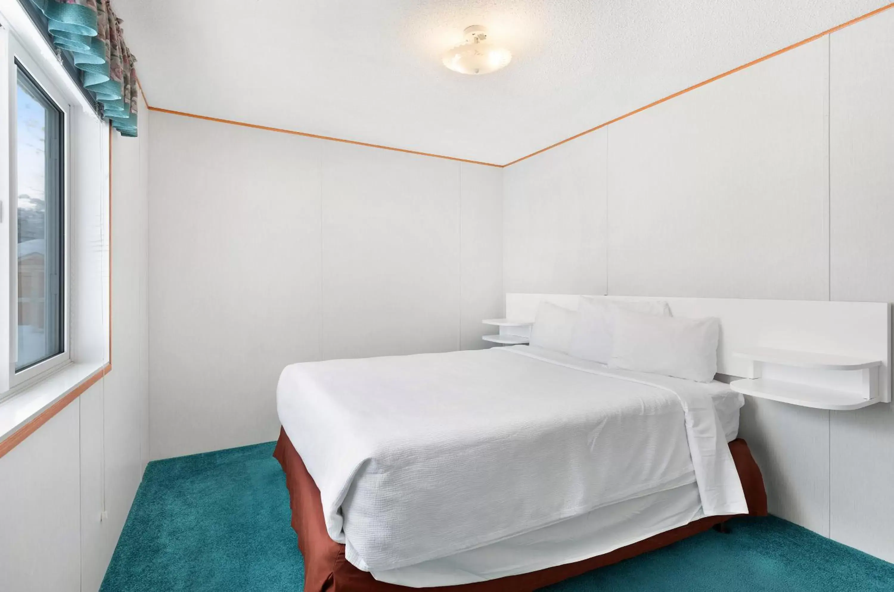 Bed in SureStay Hotel by Best Western Rossland Red Mountain