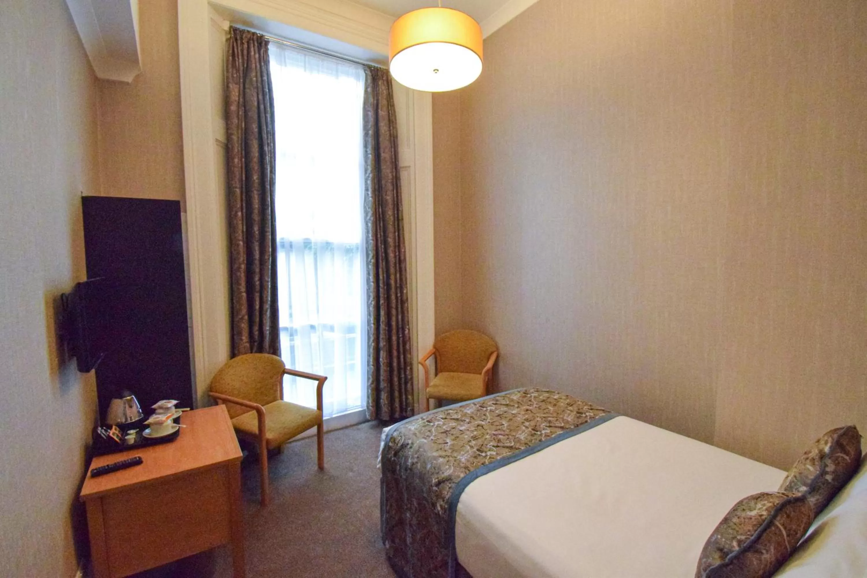 Bed in Pembridge Palace Hotel