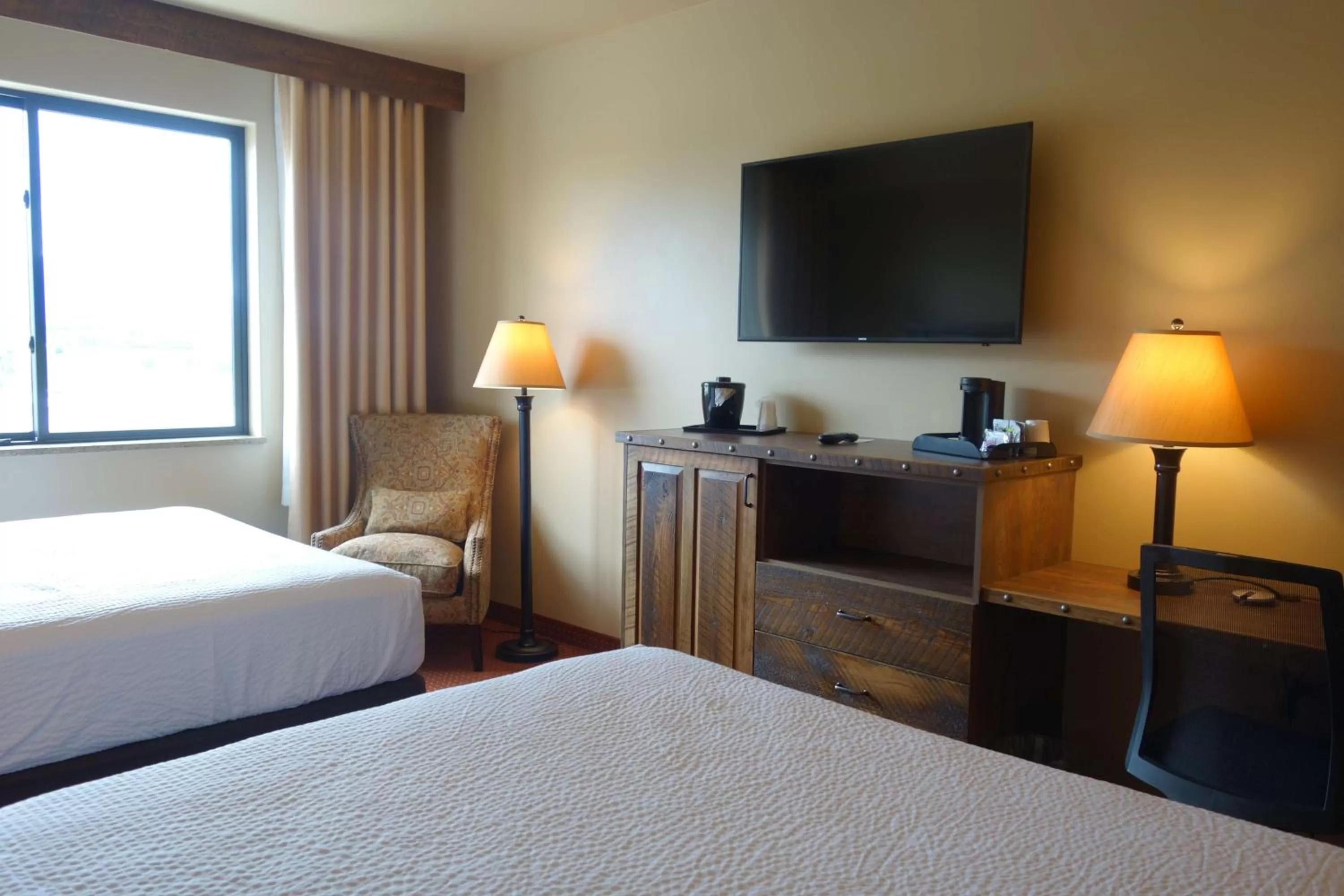 Photo of the whole room, Bed in Glacier International Lodge