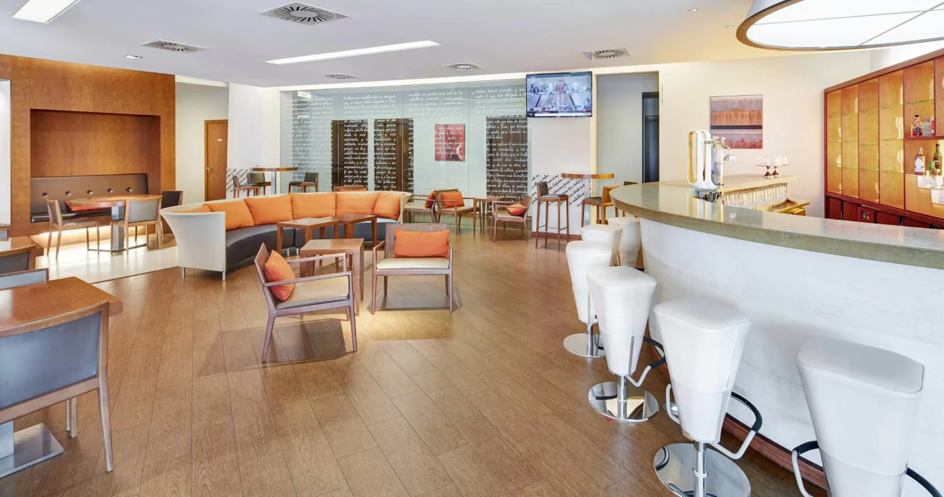 Lounge or bar, Restaurant/Places to Eat in Sercotel Valladolid