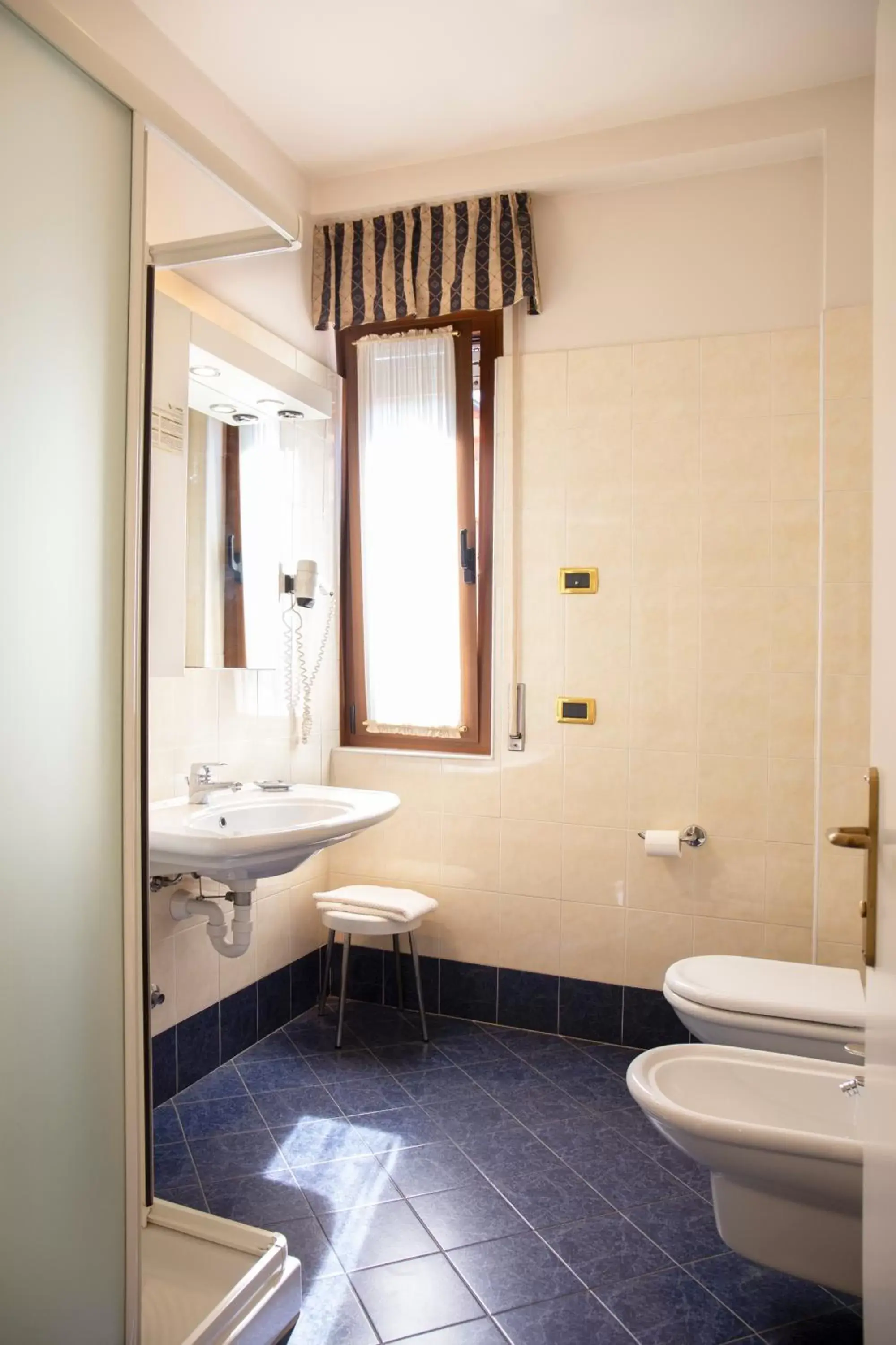 Bathroom in Albergo Milano