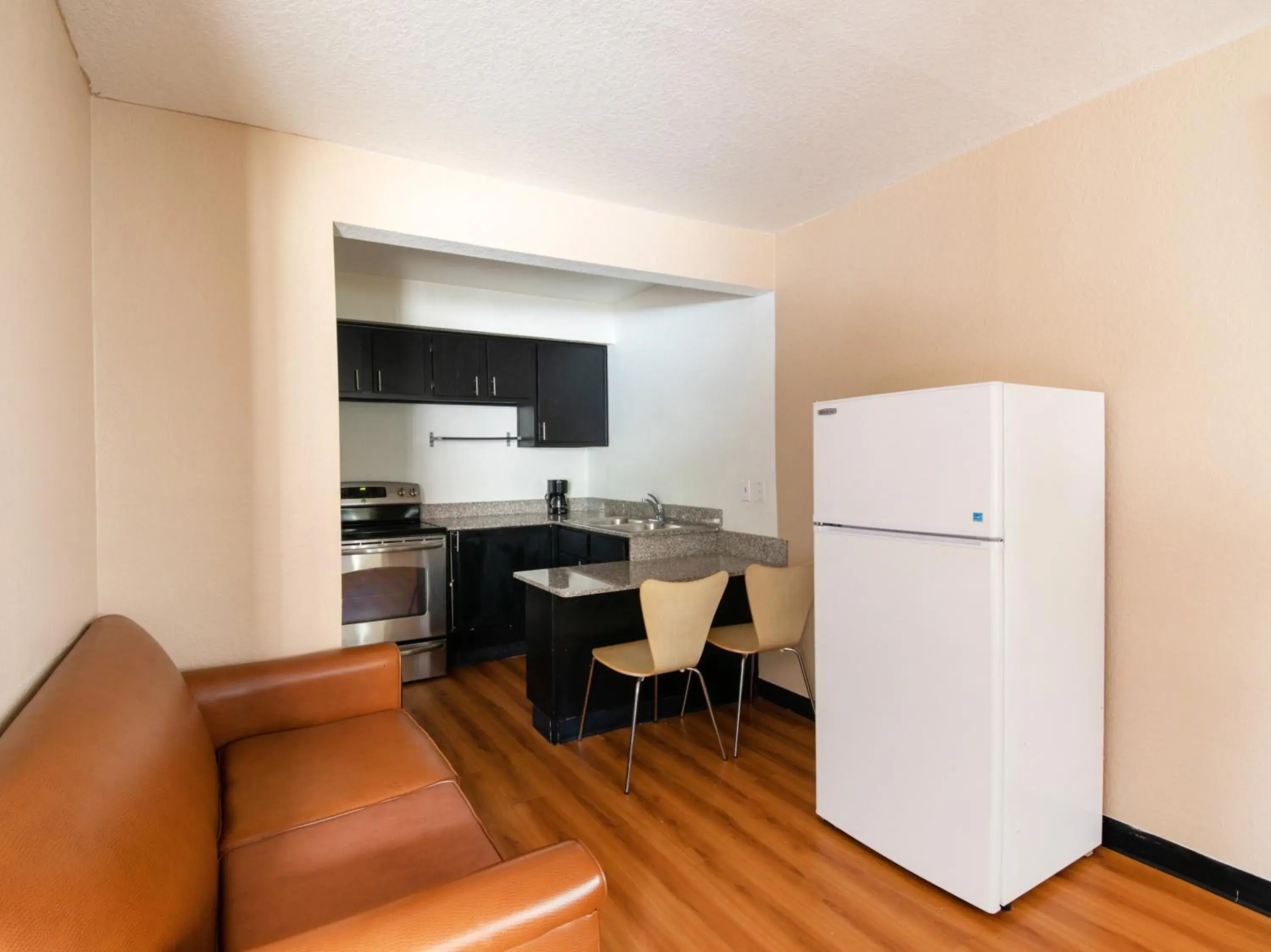 Kitchen or kitchenette, Kitchen/Kitchenette in OYO Hotel Irving DFW Airport North