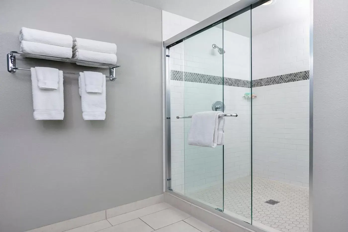 Shower, Bathroom in The Pierpont Inn