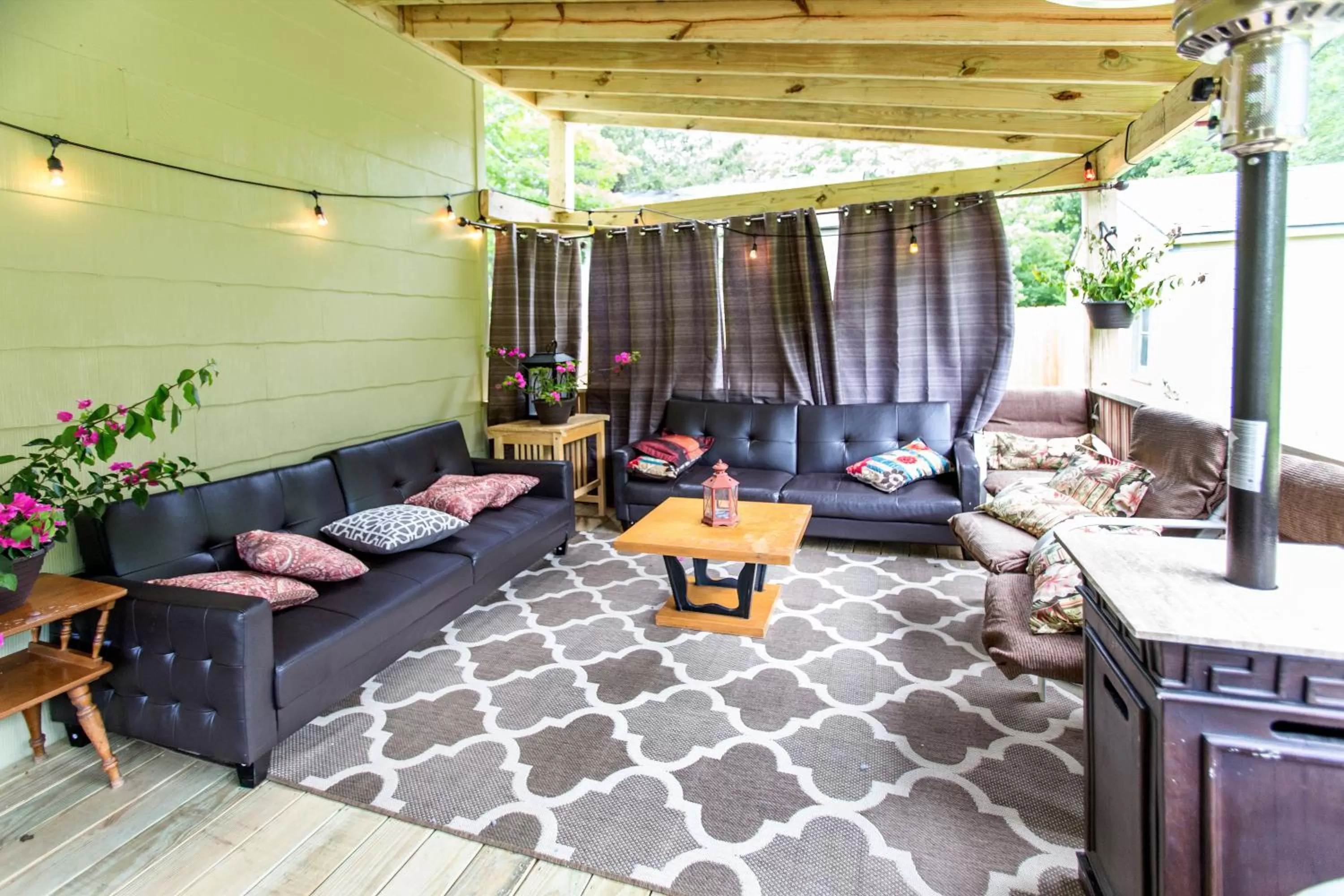 Starlite Motel & Suites