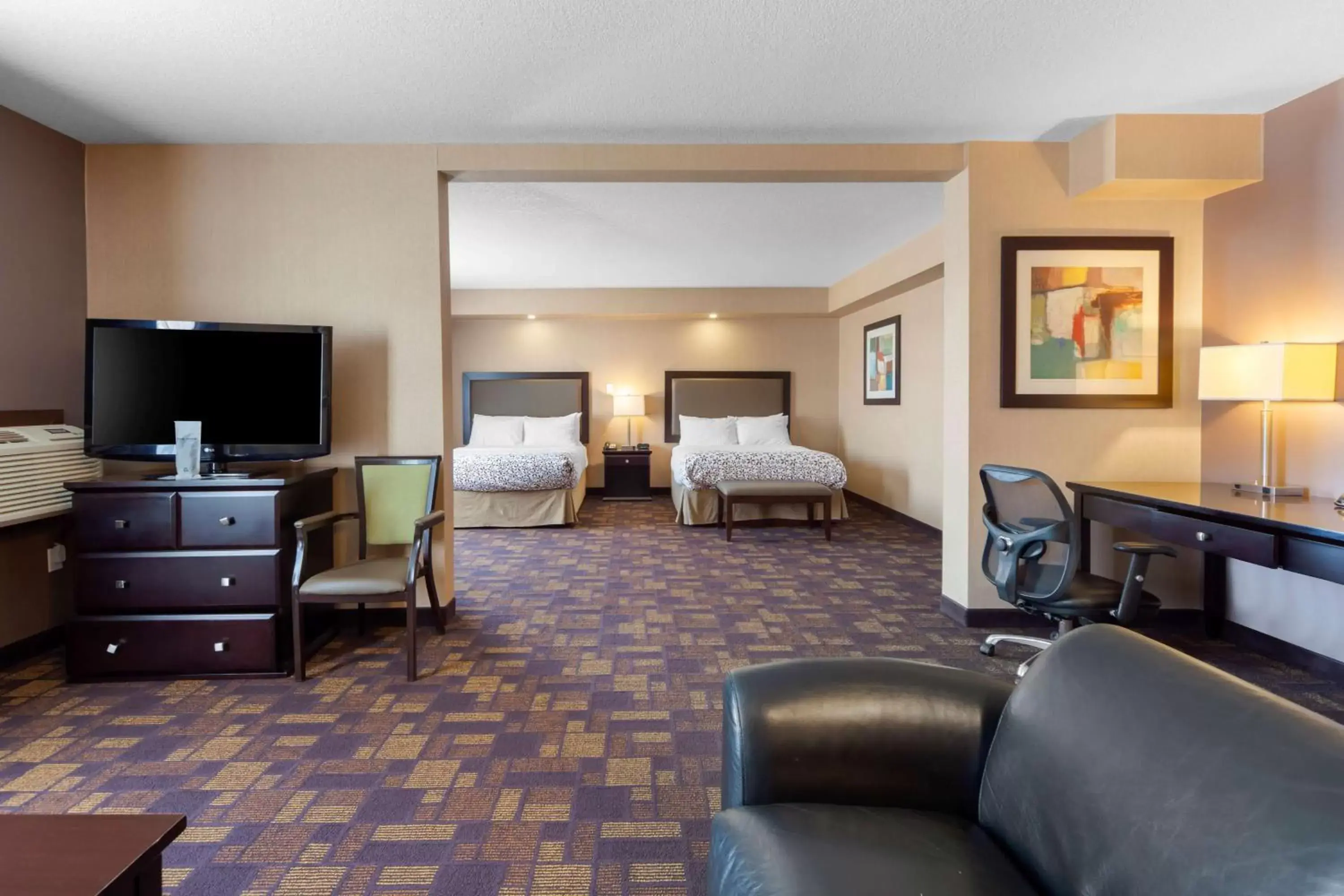 Photo of the whole room, TV/Entertainment Center in Best Western PLUS Fox Creek