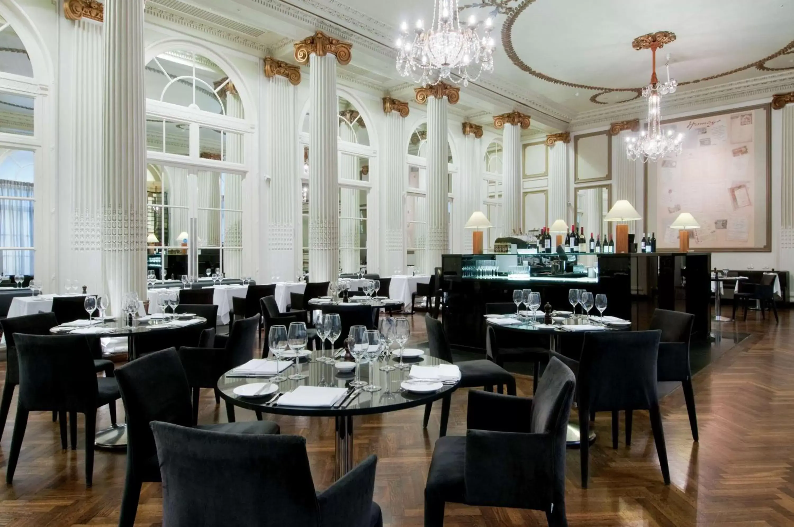 Restaurant/Places to Eat in The Waldorf Hilton