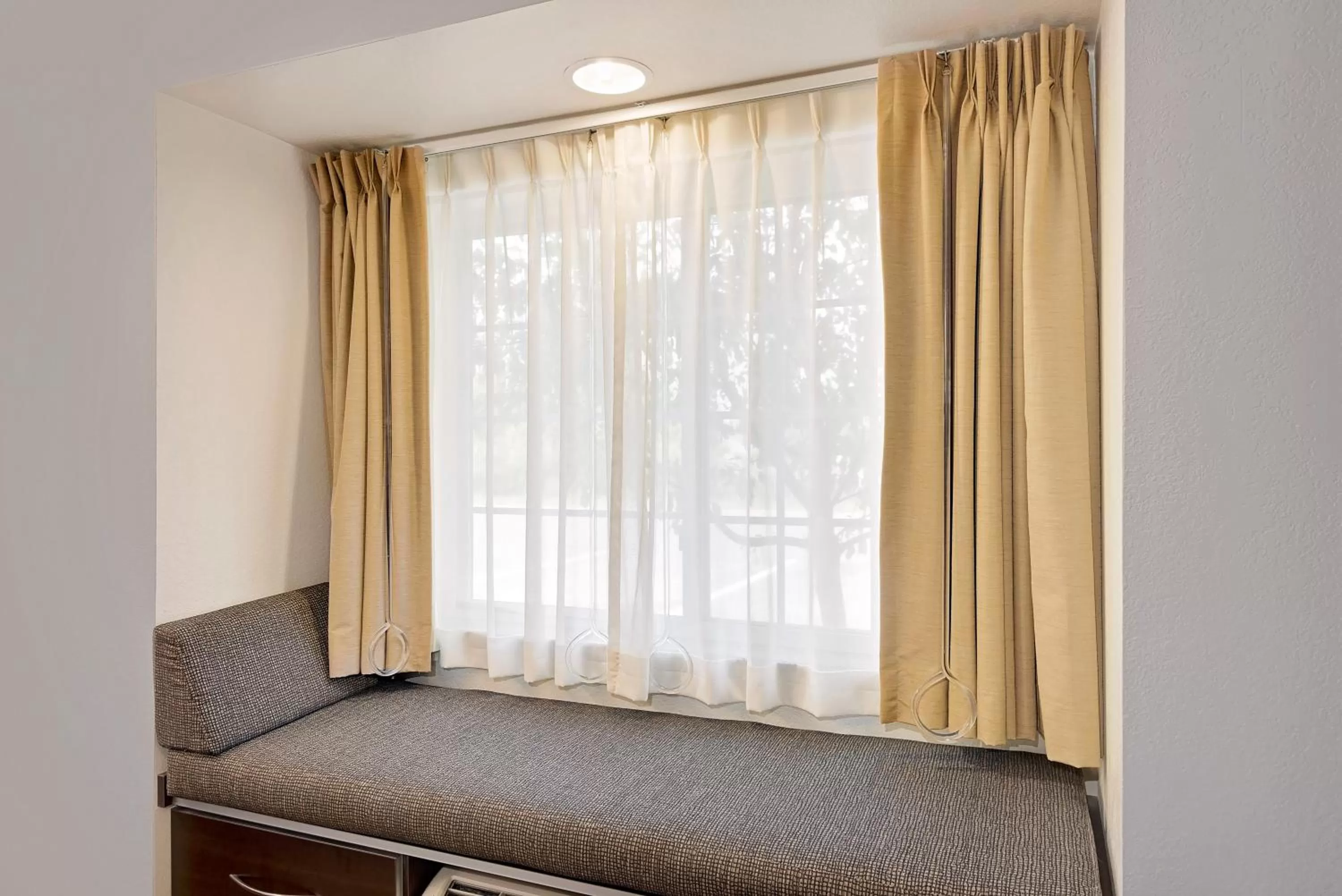 Seating area, Bed in Microtel Inn and Suites by Wyndham - Geneva