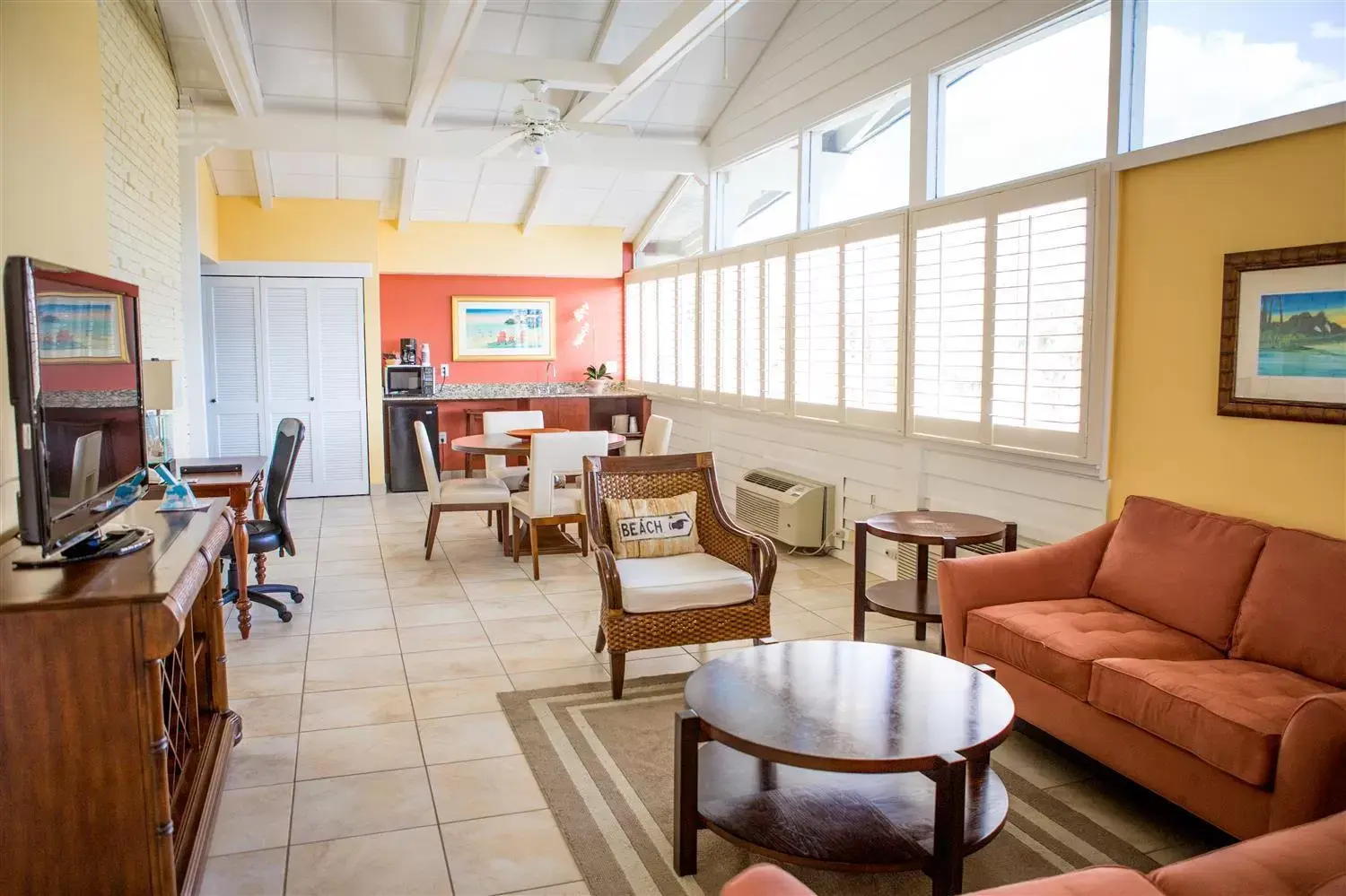 Living room, Lounge/Bar in Best Western Plus Yacht Harbor Inn