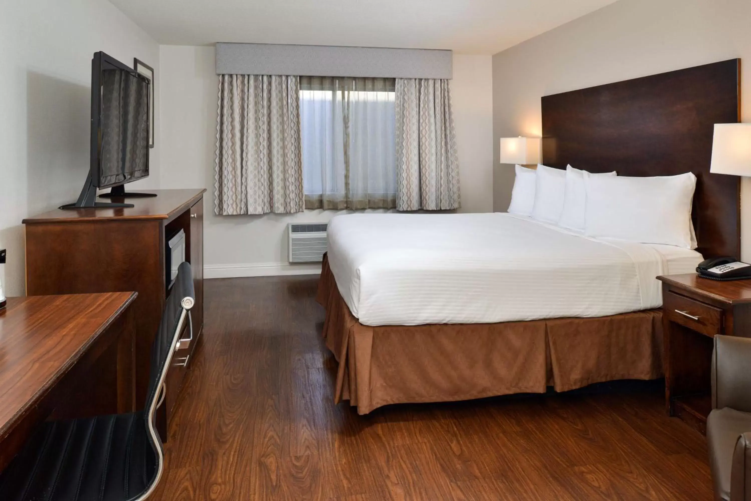 Photo of the whole room, Bed in Best Western Kettleman City Inn & Suites