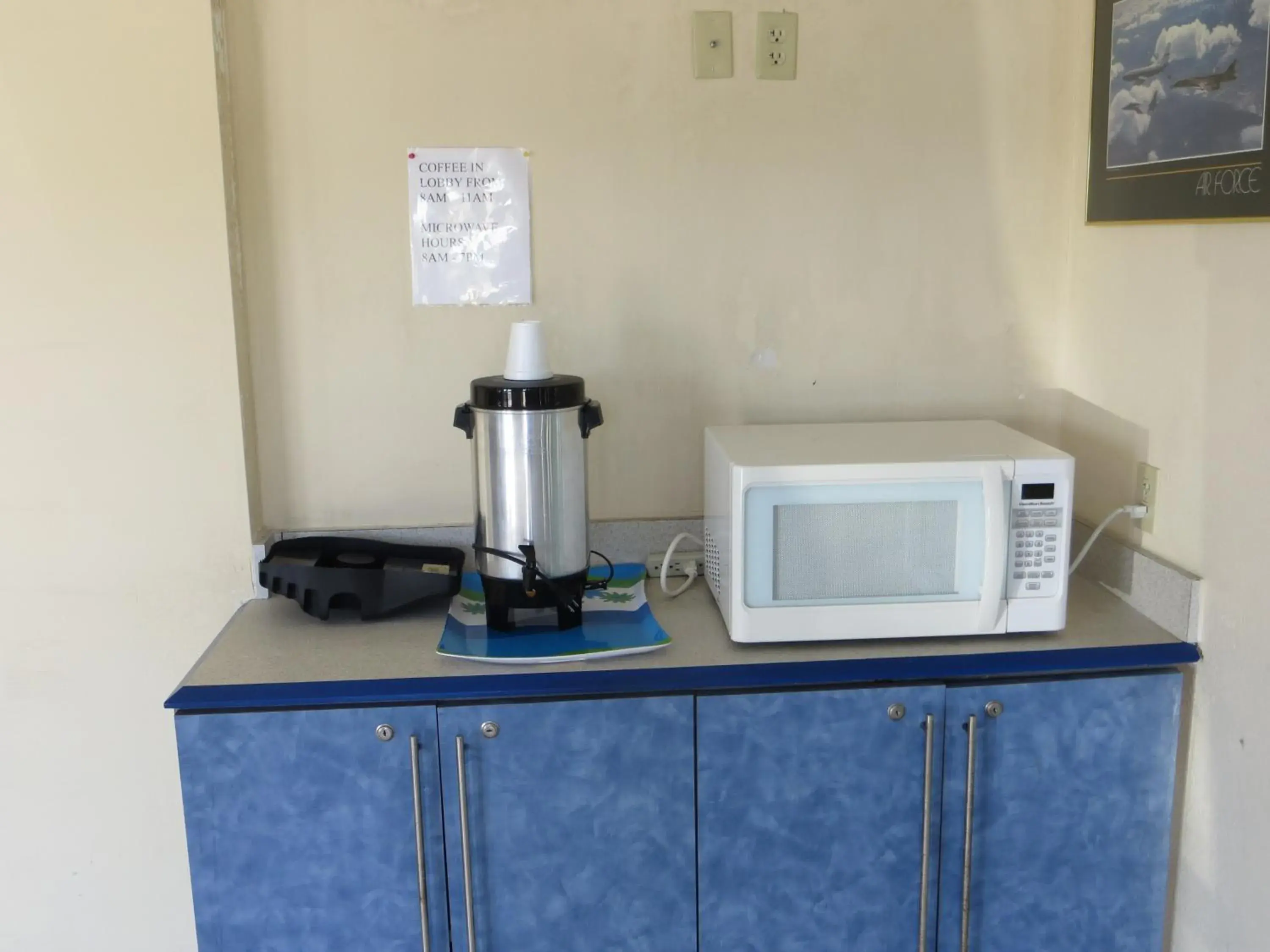 Coffee/tea facilities, Kitchen/Kitchenette in Budget Inn