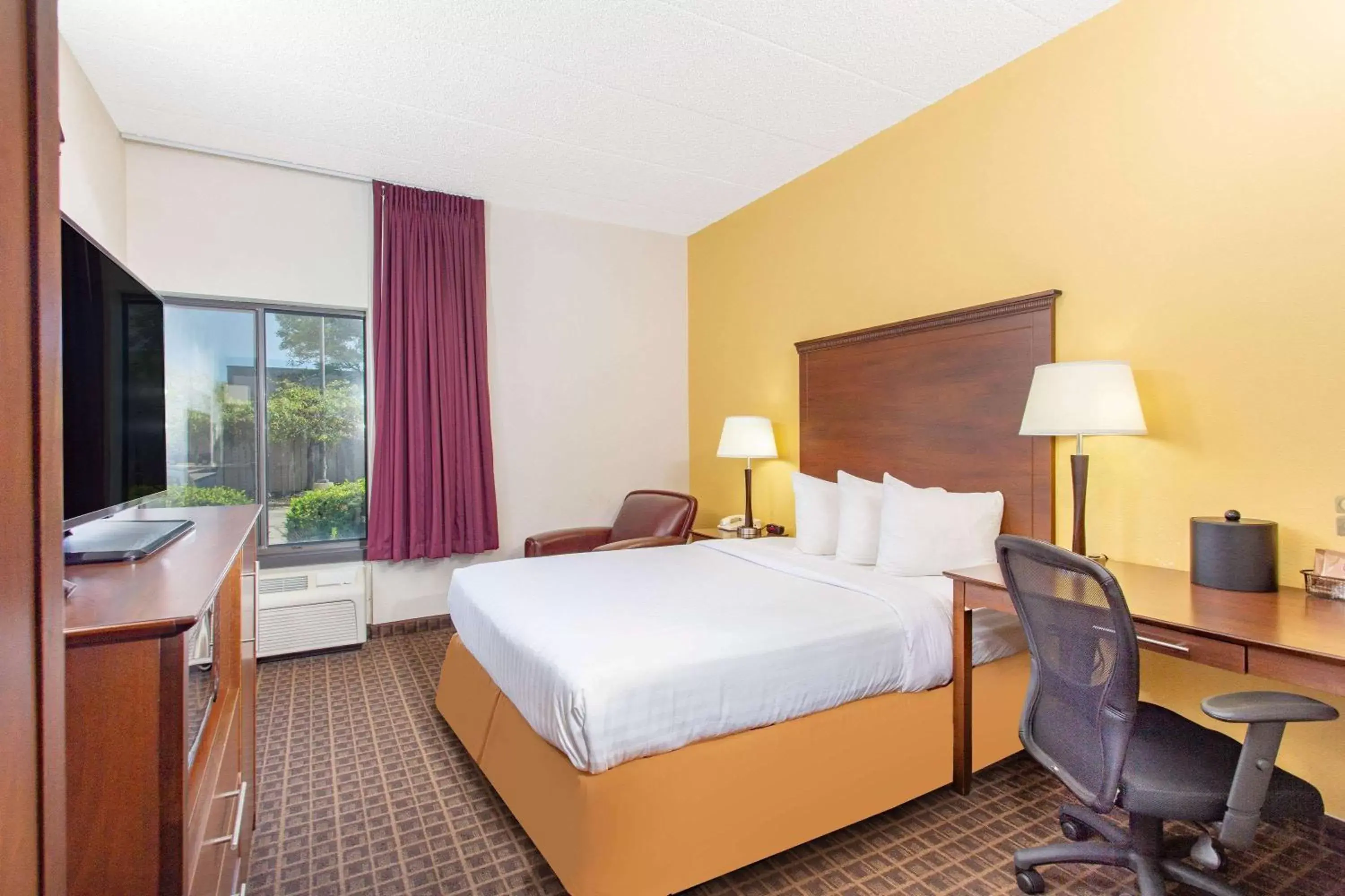 Deluxe Queen Room - Mobility Access/Non-Smoking in AmericInn by Wyndham Madison West