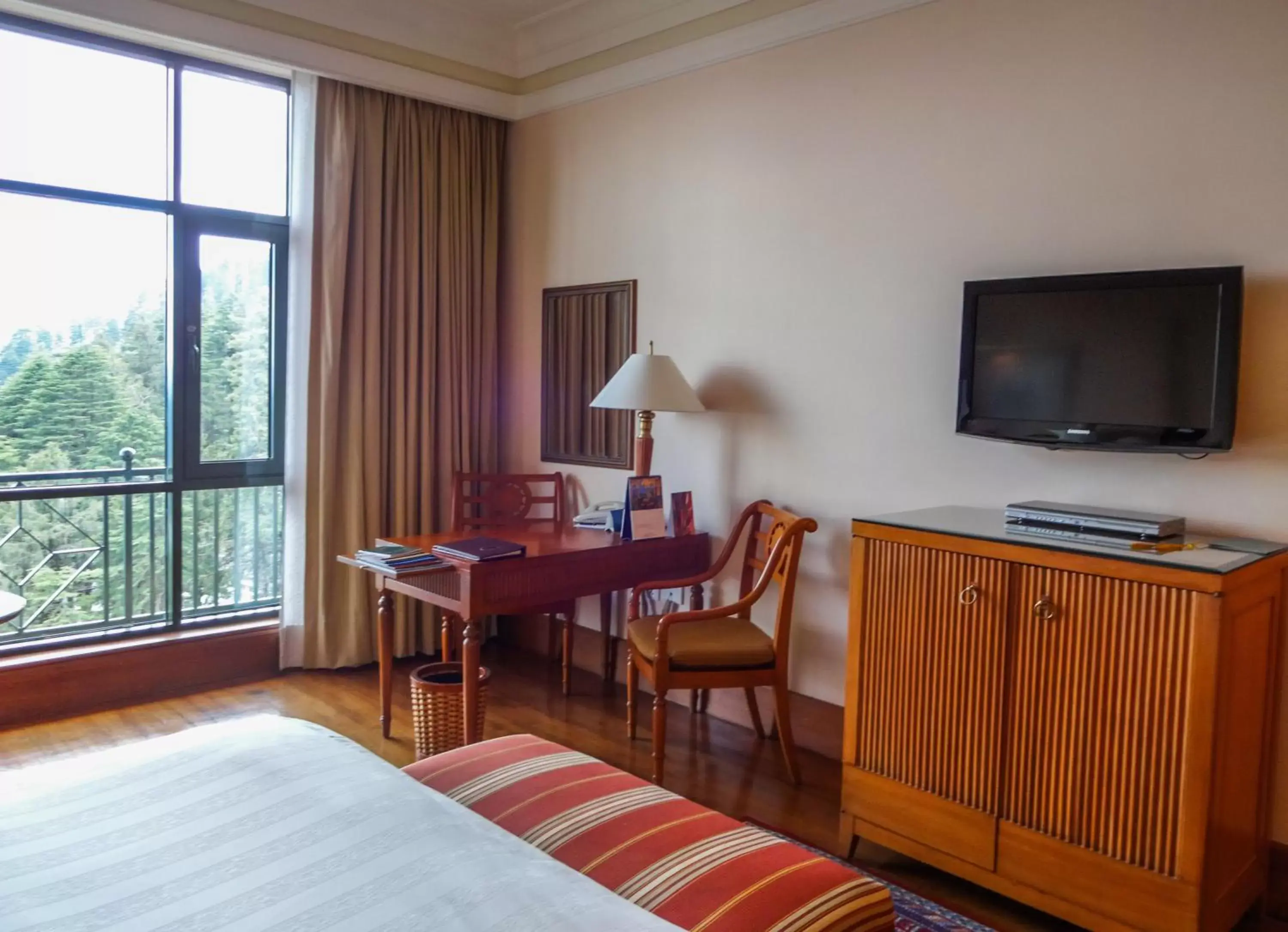 Bedroom, TV/Entertainment Center in Wildflower Hall, An Oberoi Resort, Shimla