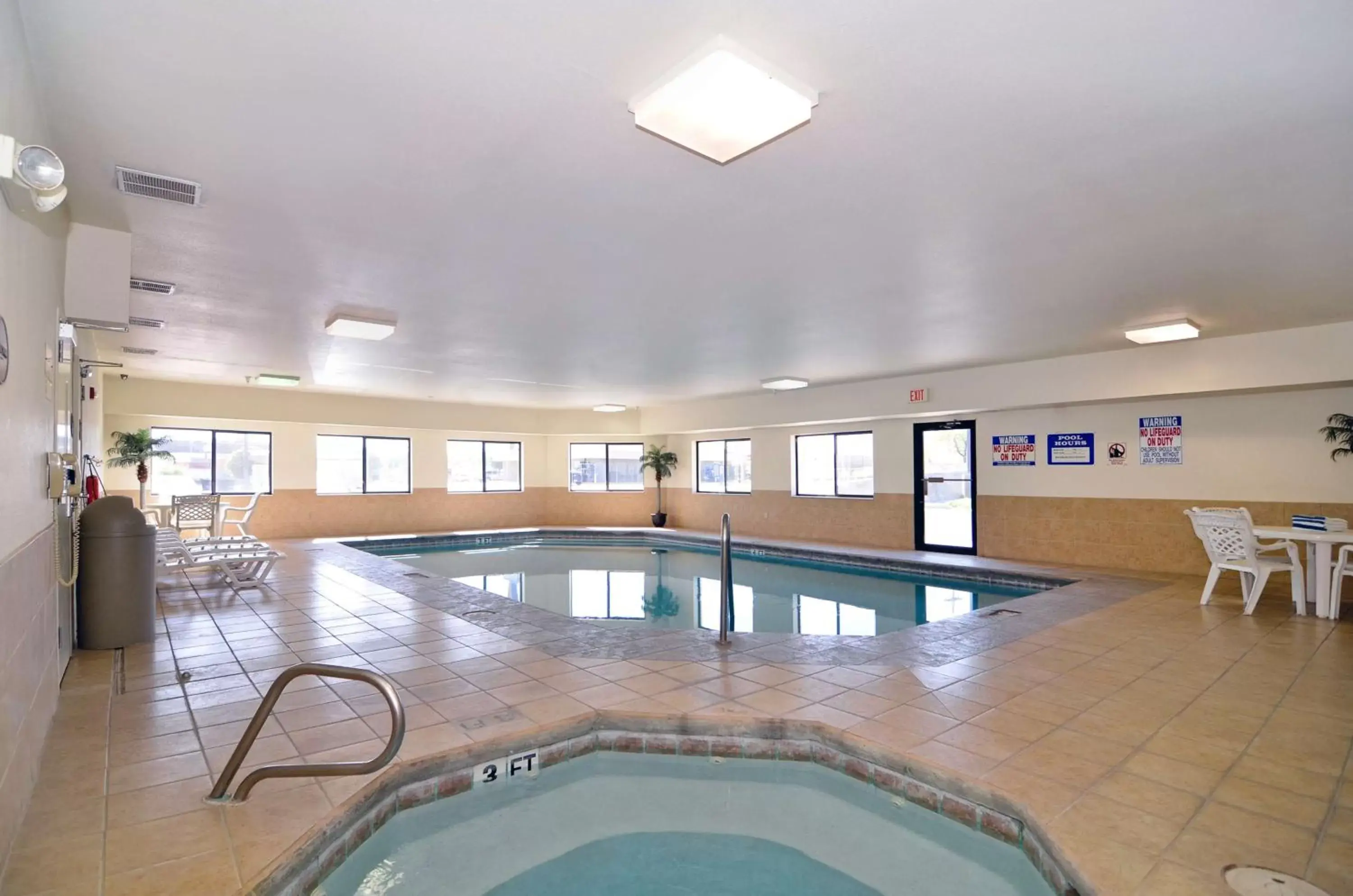 On site, Swimming Pool in Best Western Borger Inn