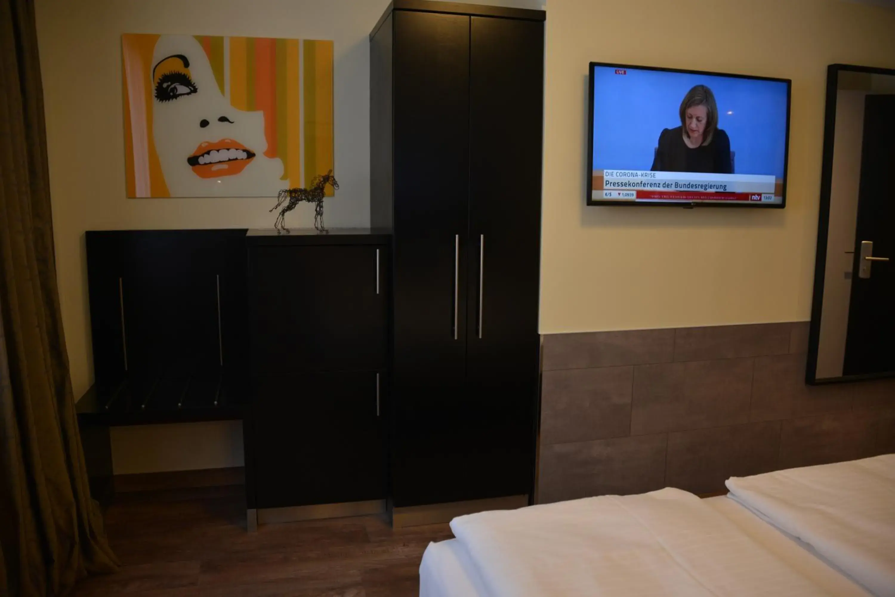 Bed, TV/Entertainment Center in Belle Blue Zentrum