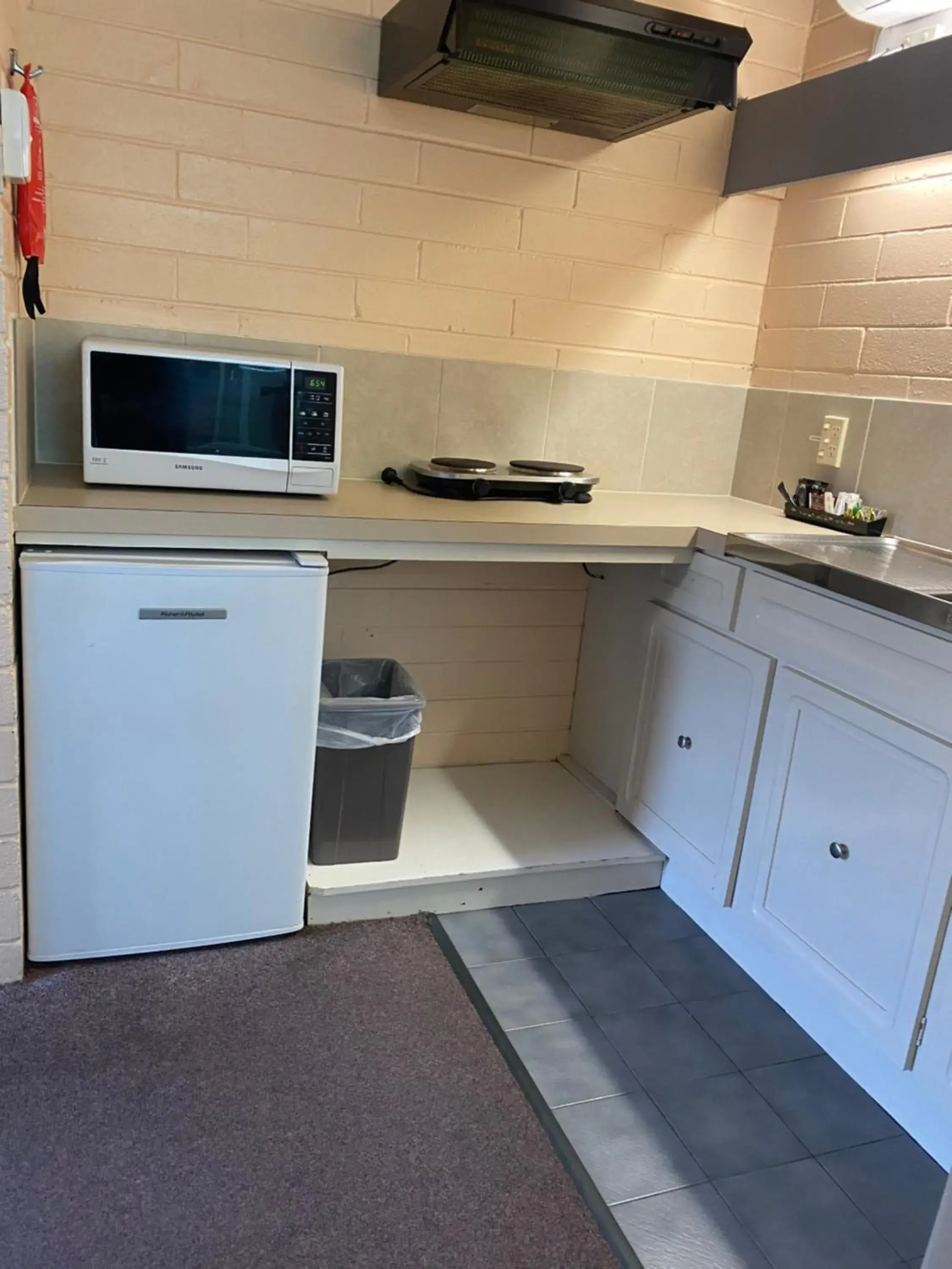 Kitchen/Kitchenette in Mahogany Motel