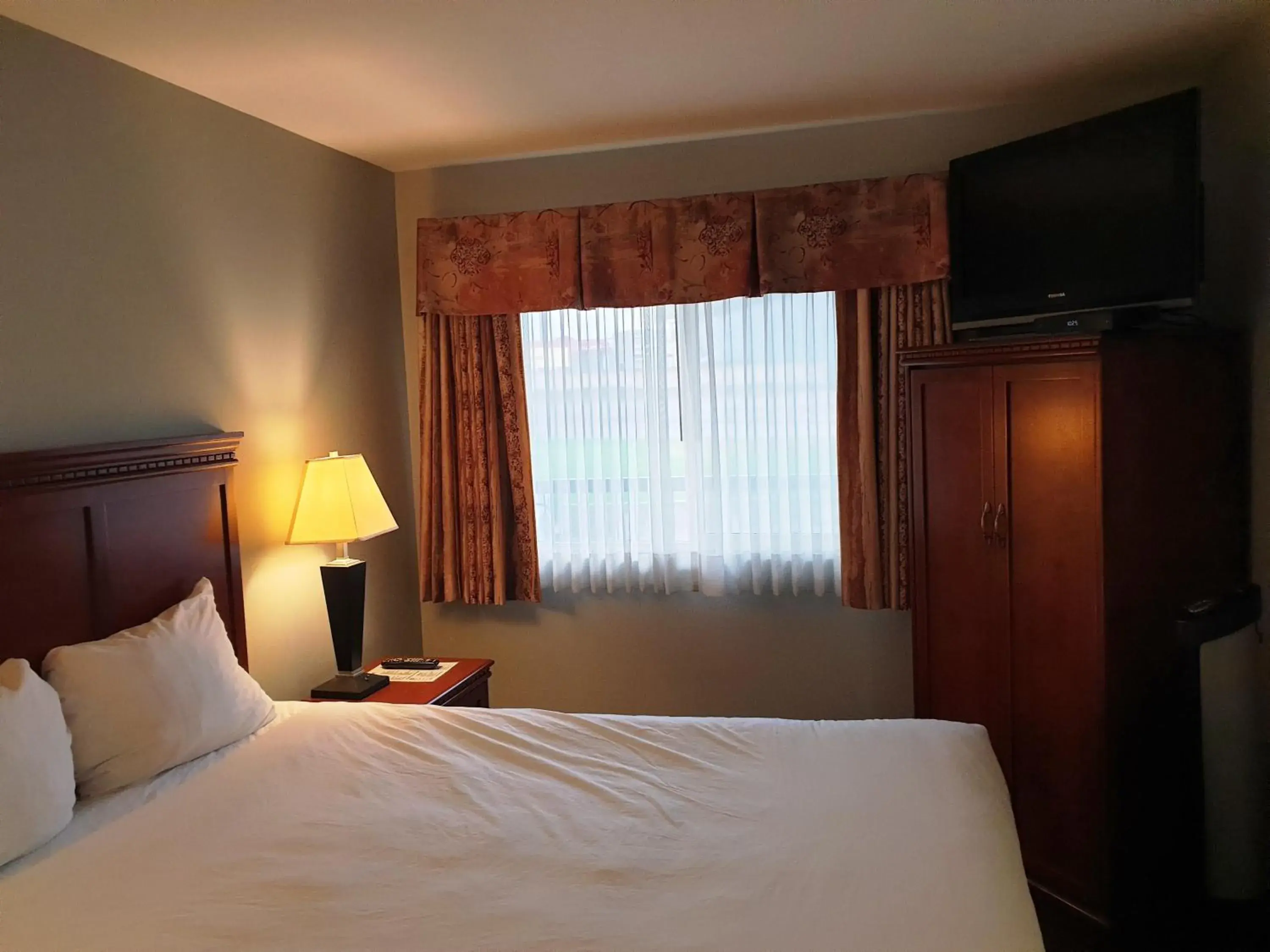 Bed in Riverland Inn & Suites