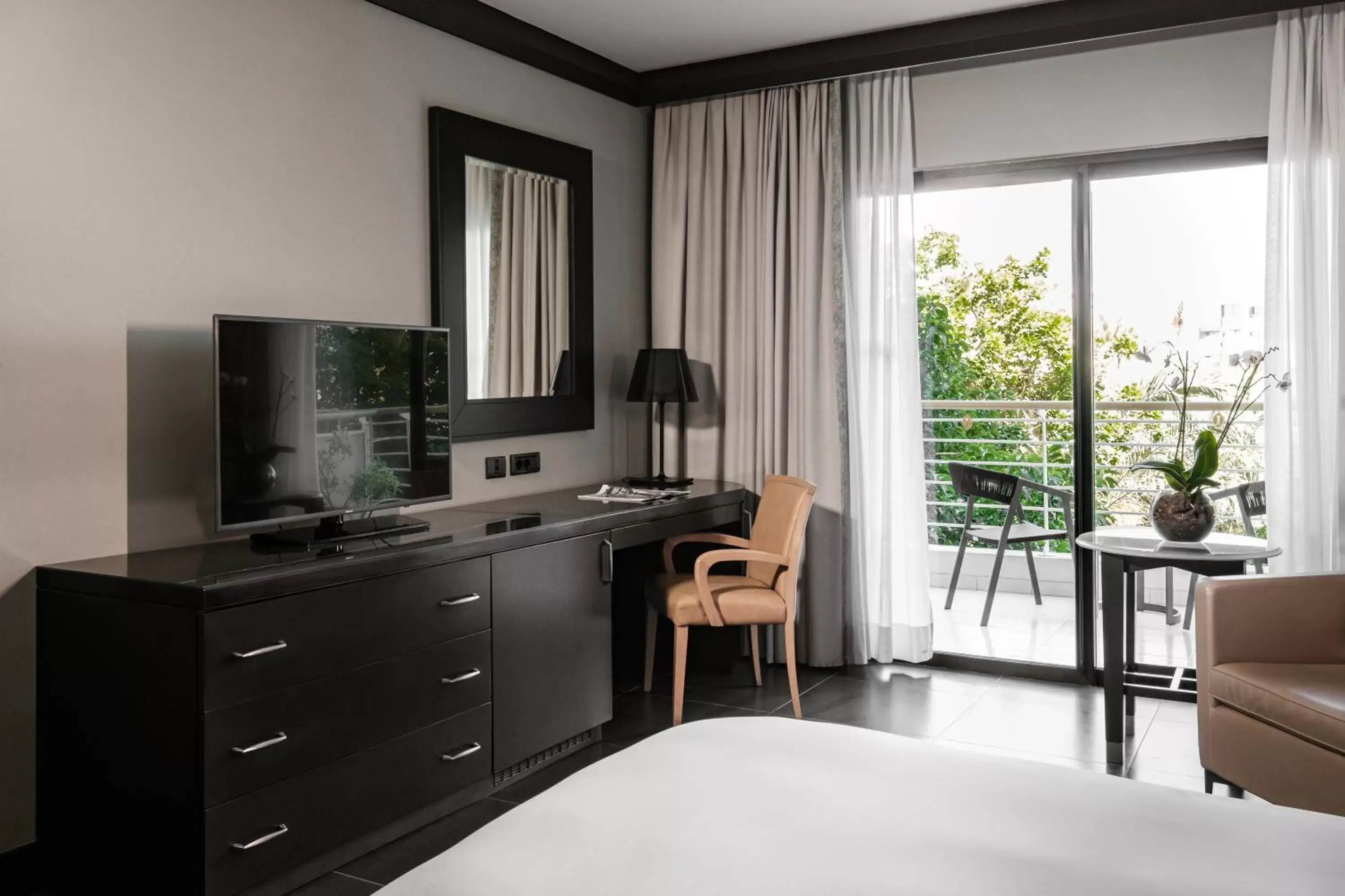 TV and multimedia, Bed in InterContinental Malta by IHG TV and multimedia, Bed in InterContinental Malta by IHG