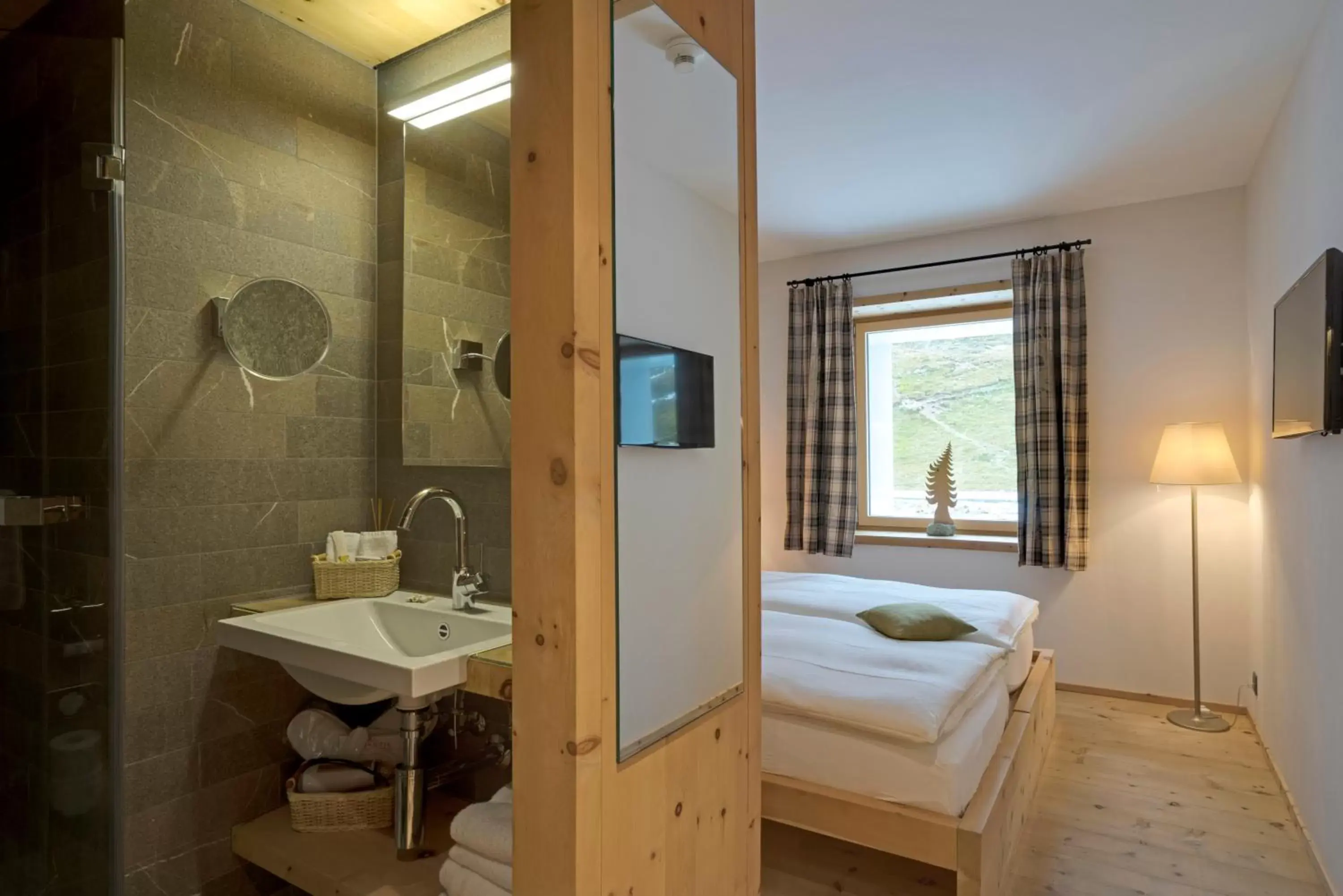 Photo of the whole room, Bathroom in Romantik Hotel Muottas Muragl