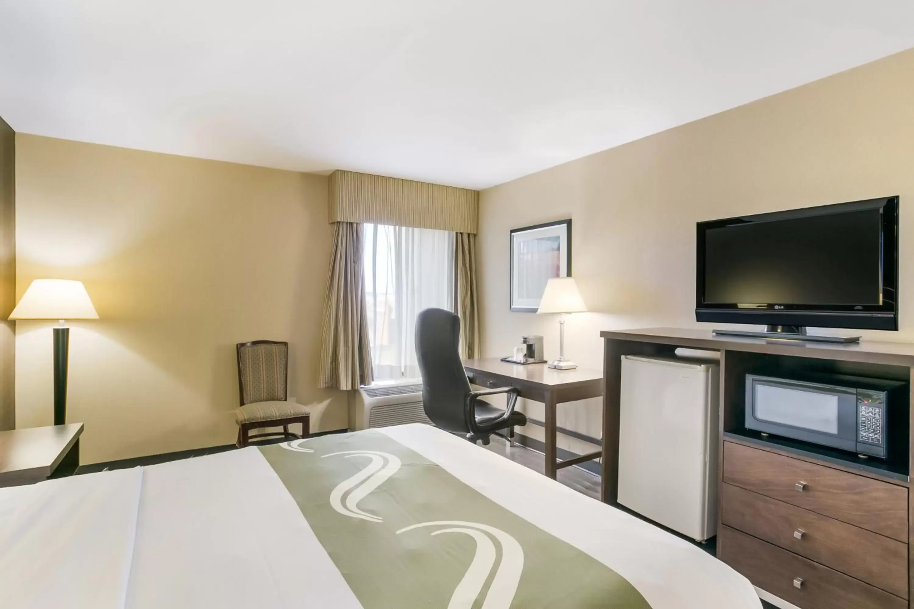 TV/Entertainment Center in Quality Inn & Suites Bel Air I-95 Exit 77A