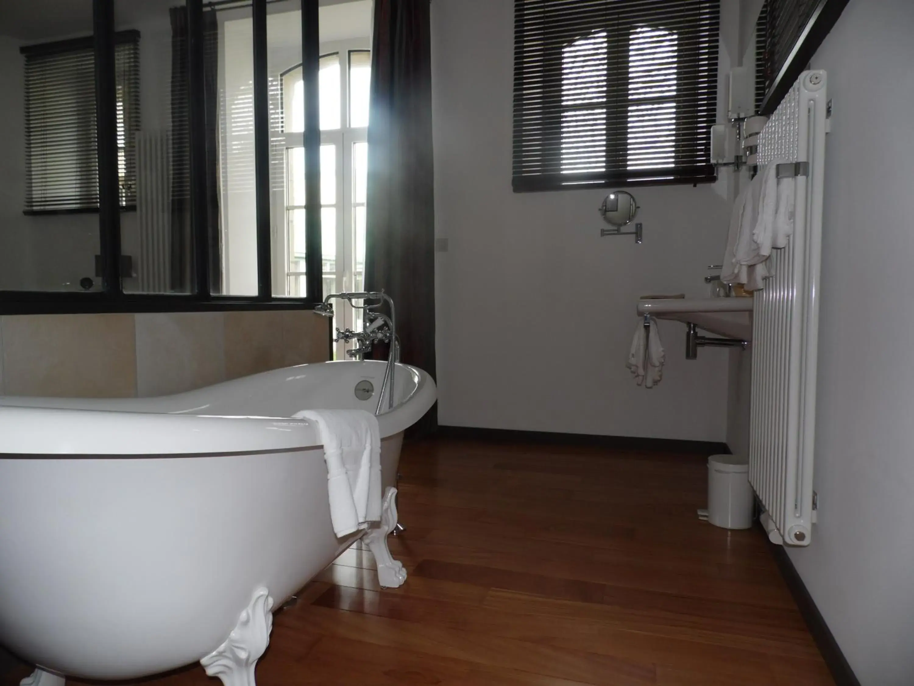 Bathroom in Clos de Vallombreuse, The Originals Relais (Relais du Silence)