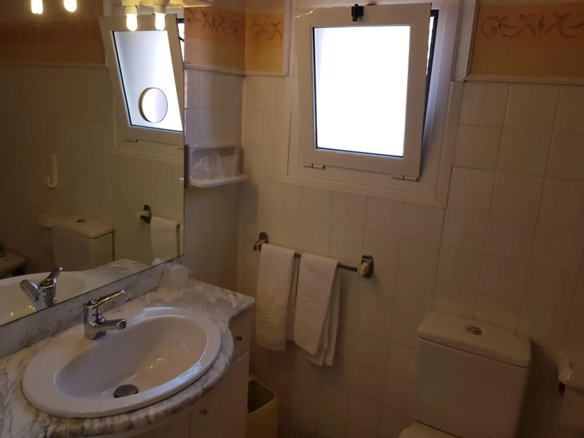 Bathroom in Hospedium Hotel Restaurant Trav