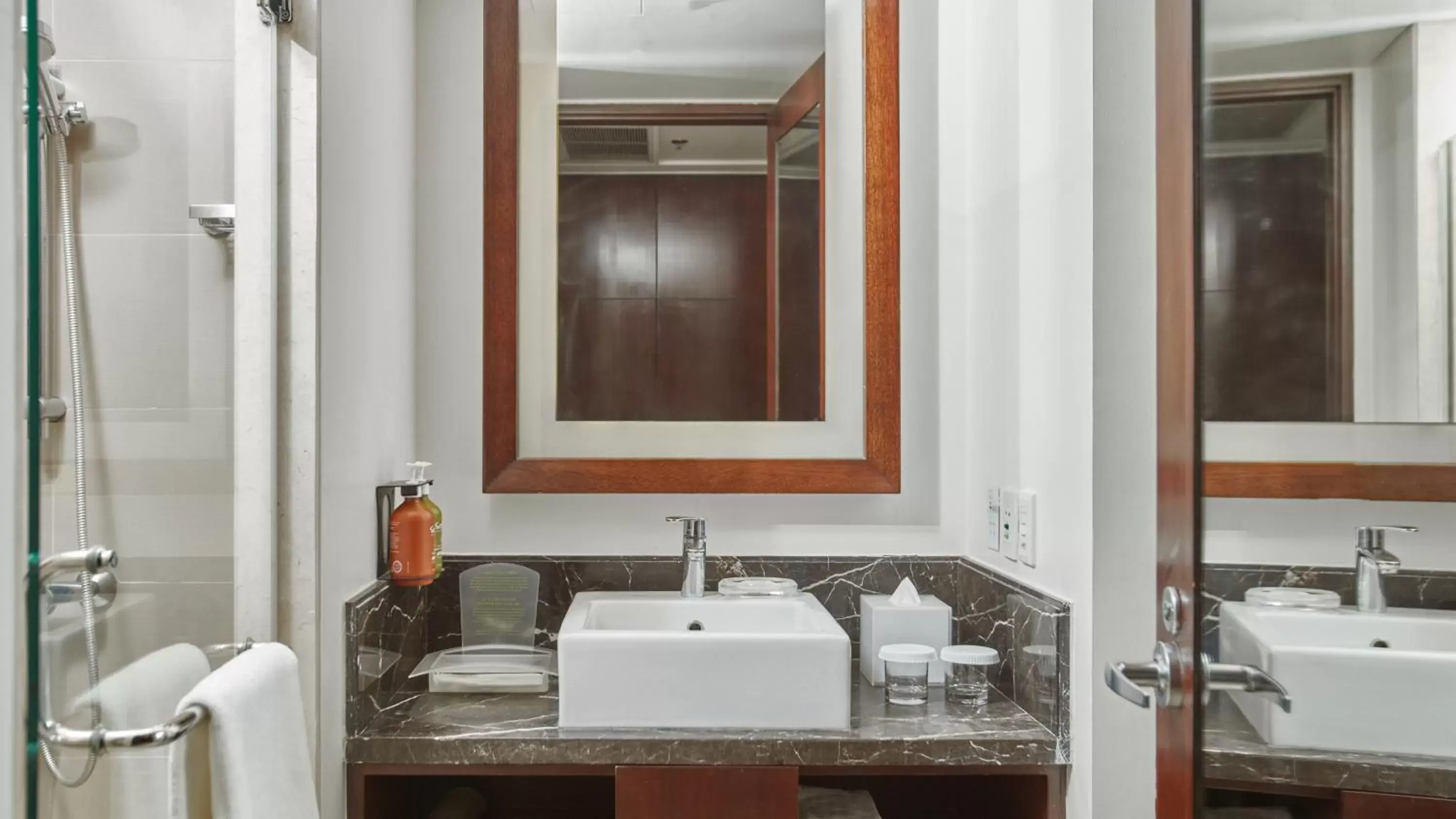 Bathroom in Holiday Inn & Suites Makati, an IHG Hotel