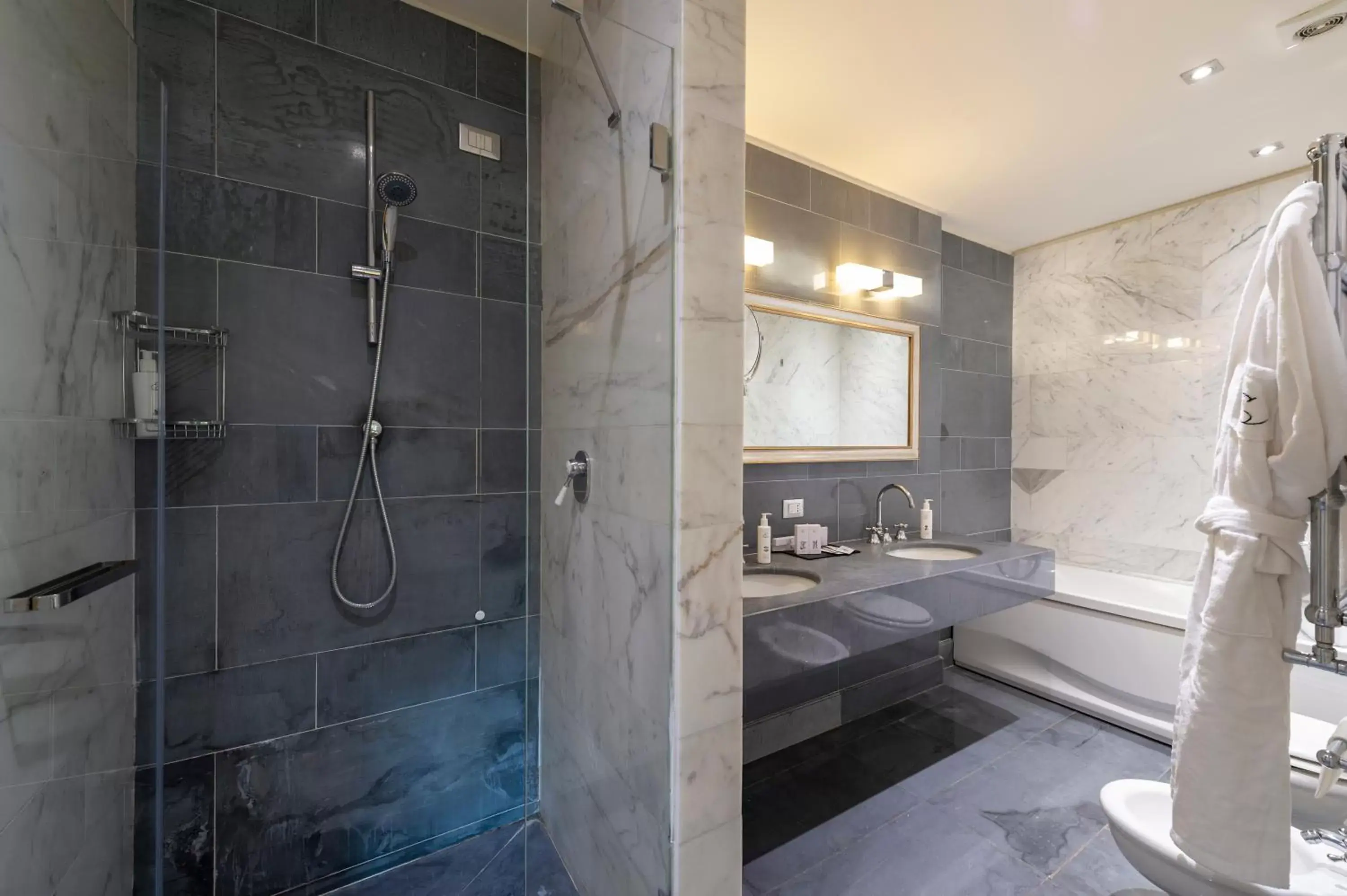 Shower, Bathroom in Hotel Principe Torlonia