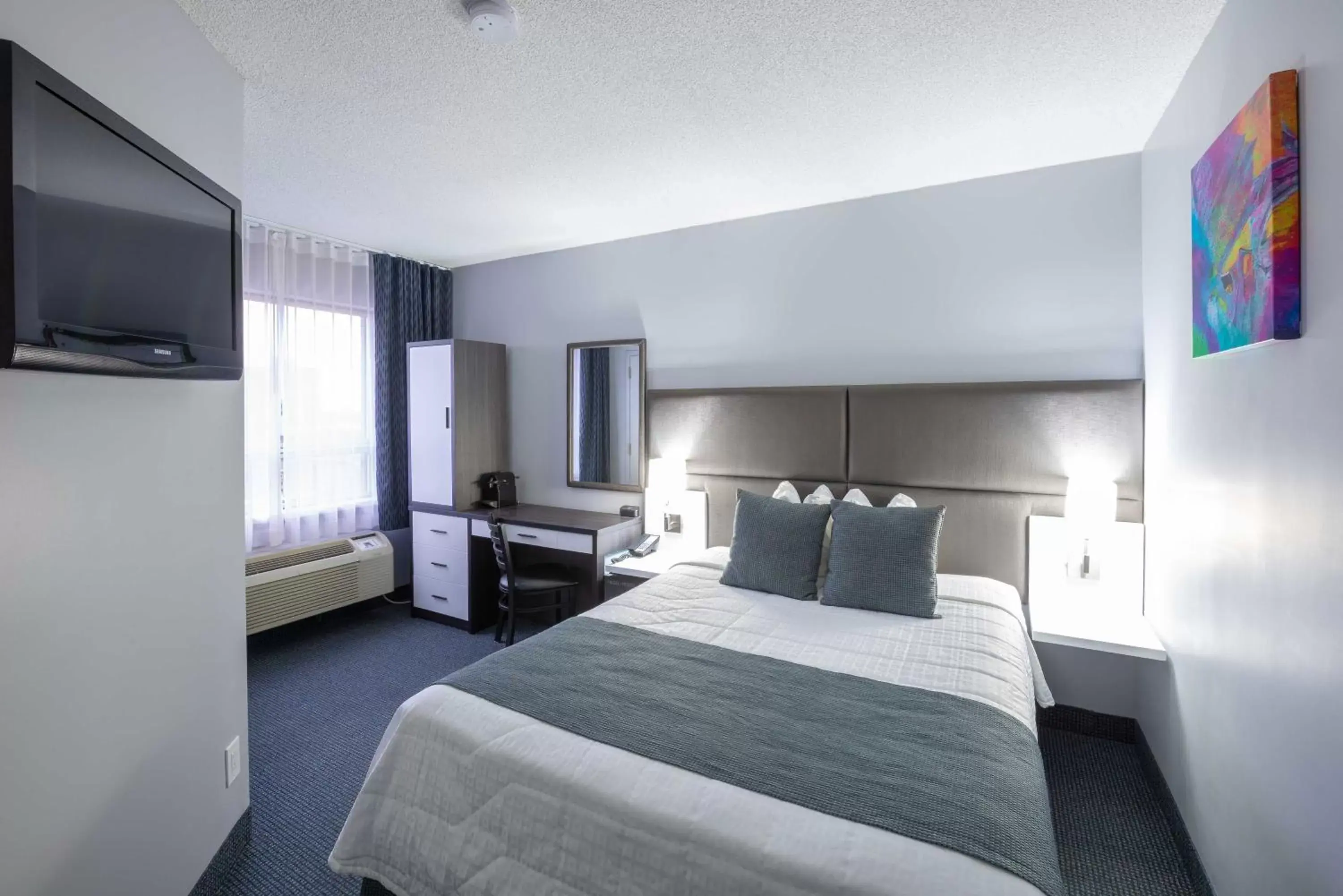 Photo of the whole room, Bed in Travelodge by Wyndham Montreal Centre