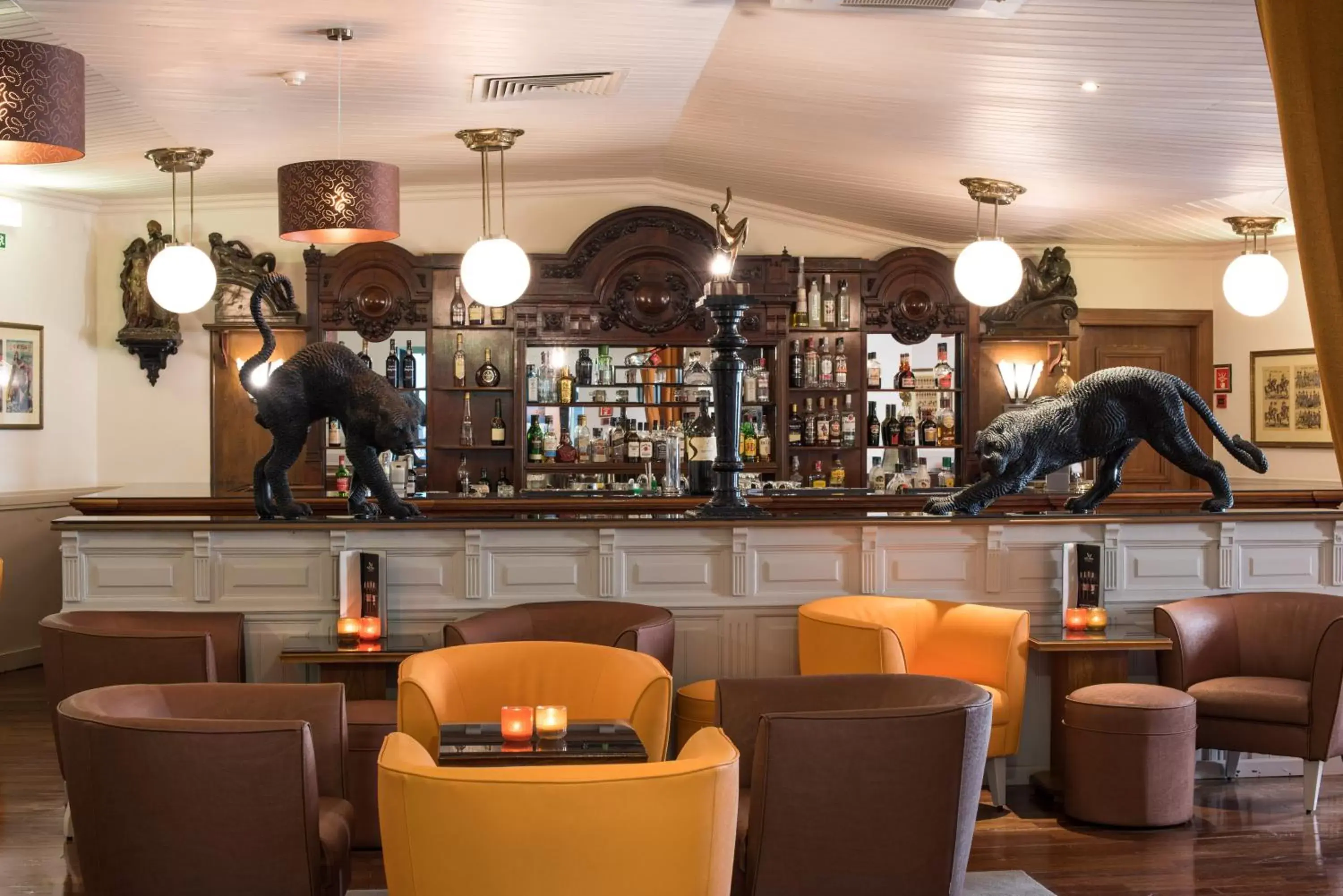 Lounge or bar in Vila Galé Estoril Lounge or bar in Vila Galé Estoril