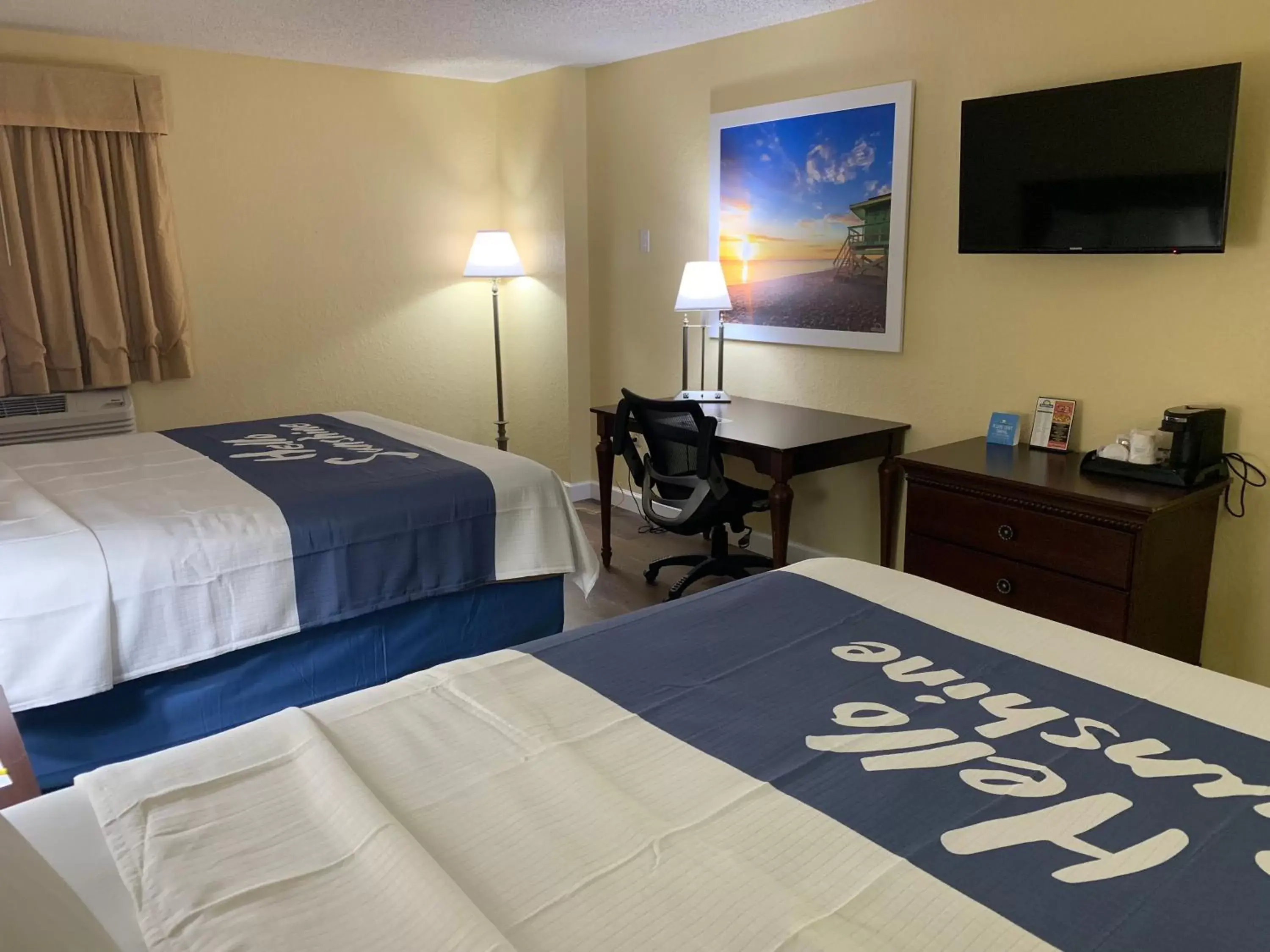 Photo of the whole room, Bed in Days Inn by Wyndham Sarasota I-75