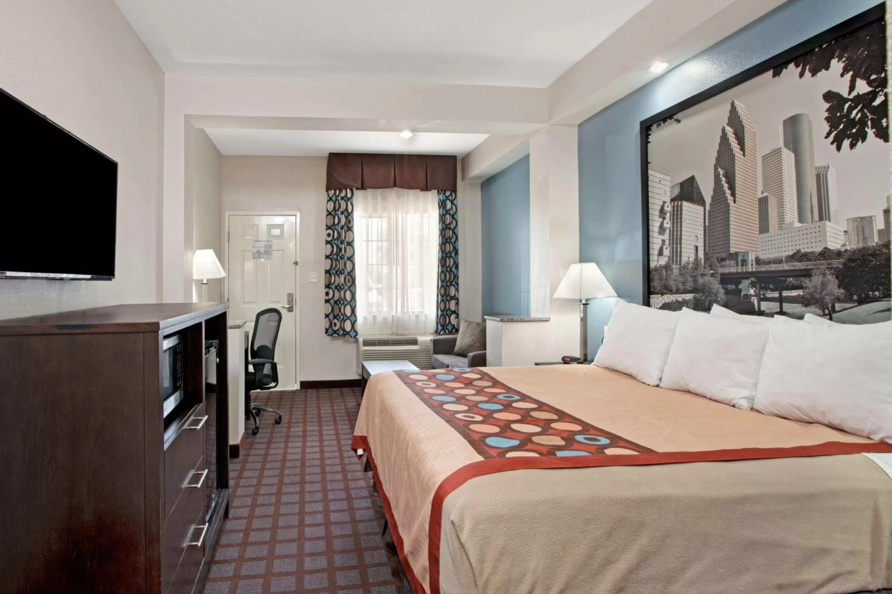 King Room with Roll-In Shower - Mobility/Hearing Accessible - Non-Smoking in Super 8 by Wyndham Houston North I-45