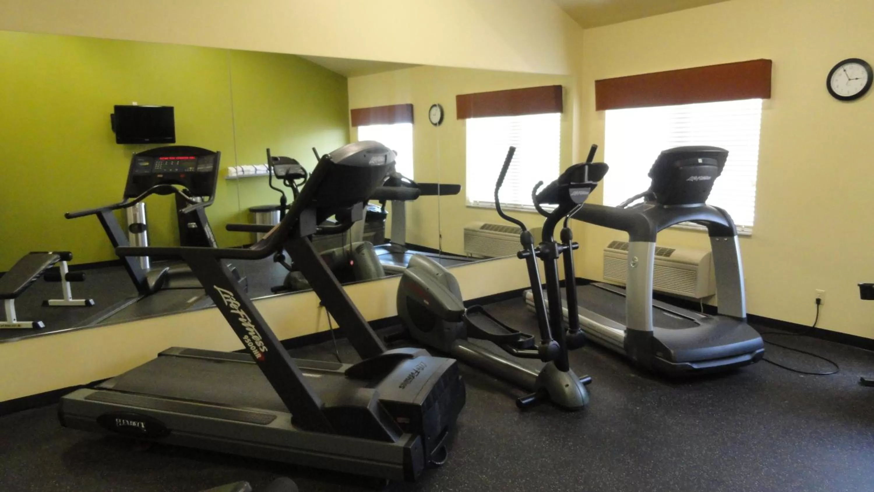 Fitness centre/facilities in Country Inn & Suites by Radisson, Kalamazoo, MI