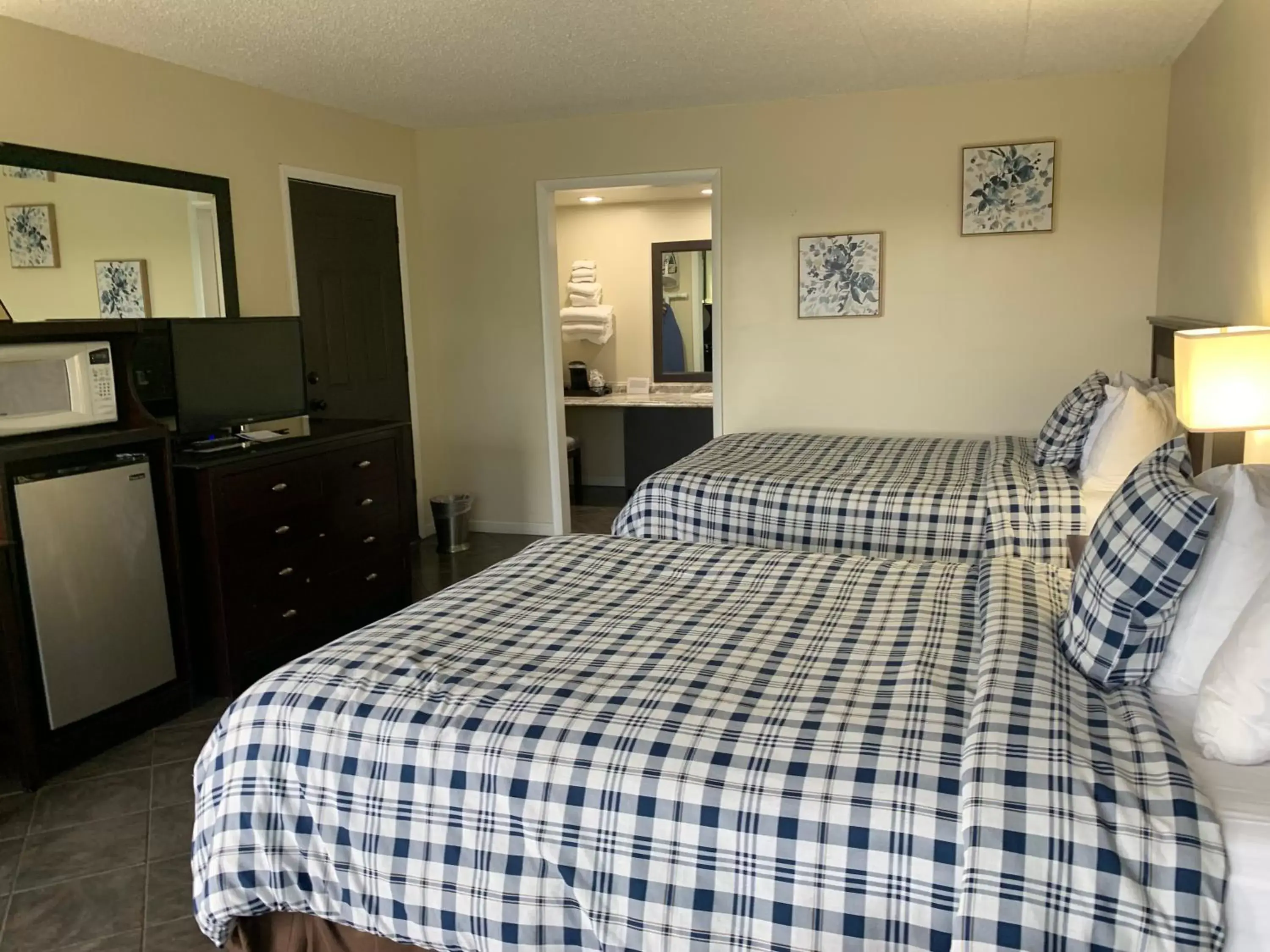 Photo of the whole room, Bed in Geneva Wells Motel