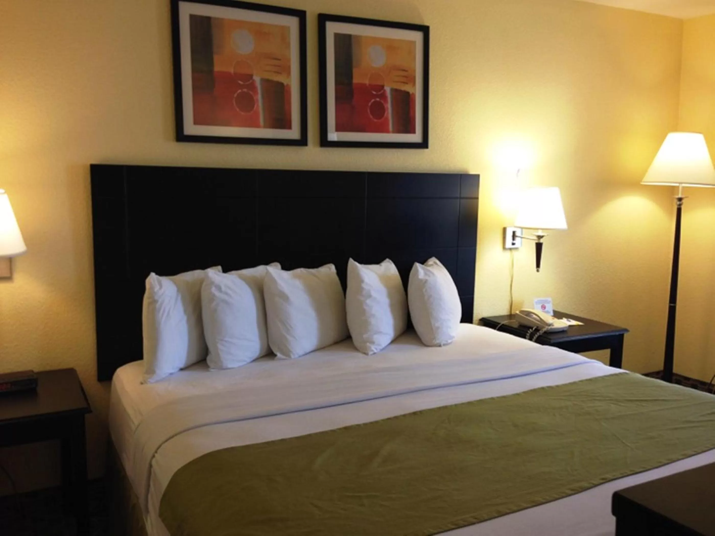 Bedroom, Bed in Days Inn by Wyndham Irving Grapevine DFW Airport North