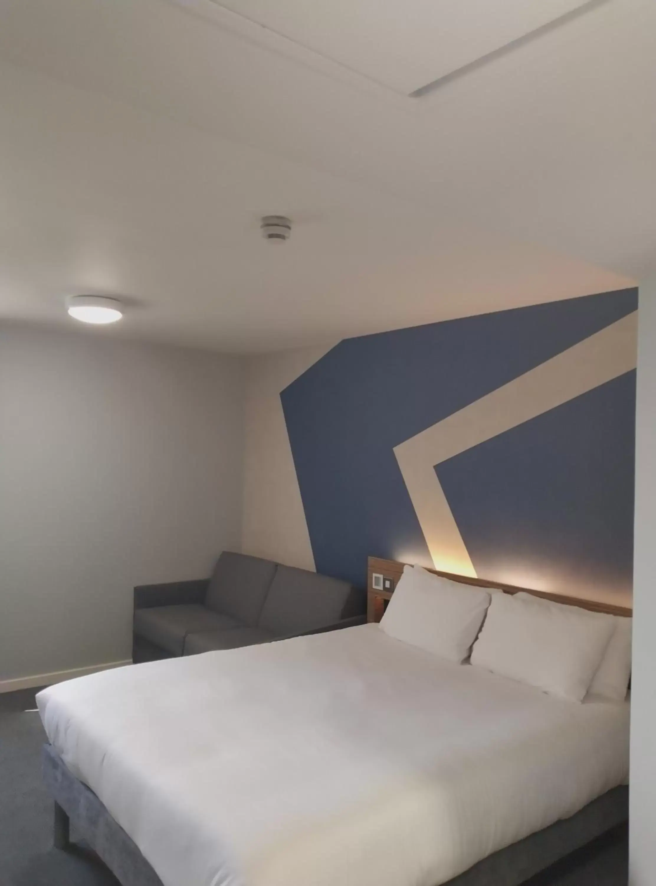 Bedroom, Bed in ibis budget London Heathrow Central