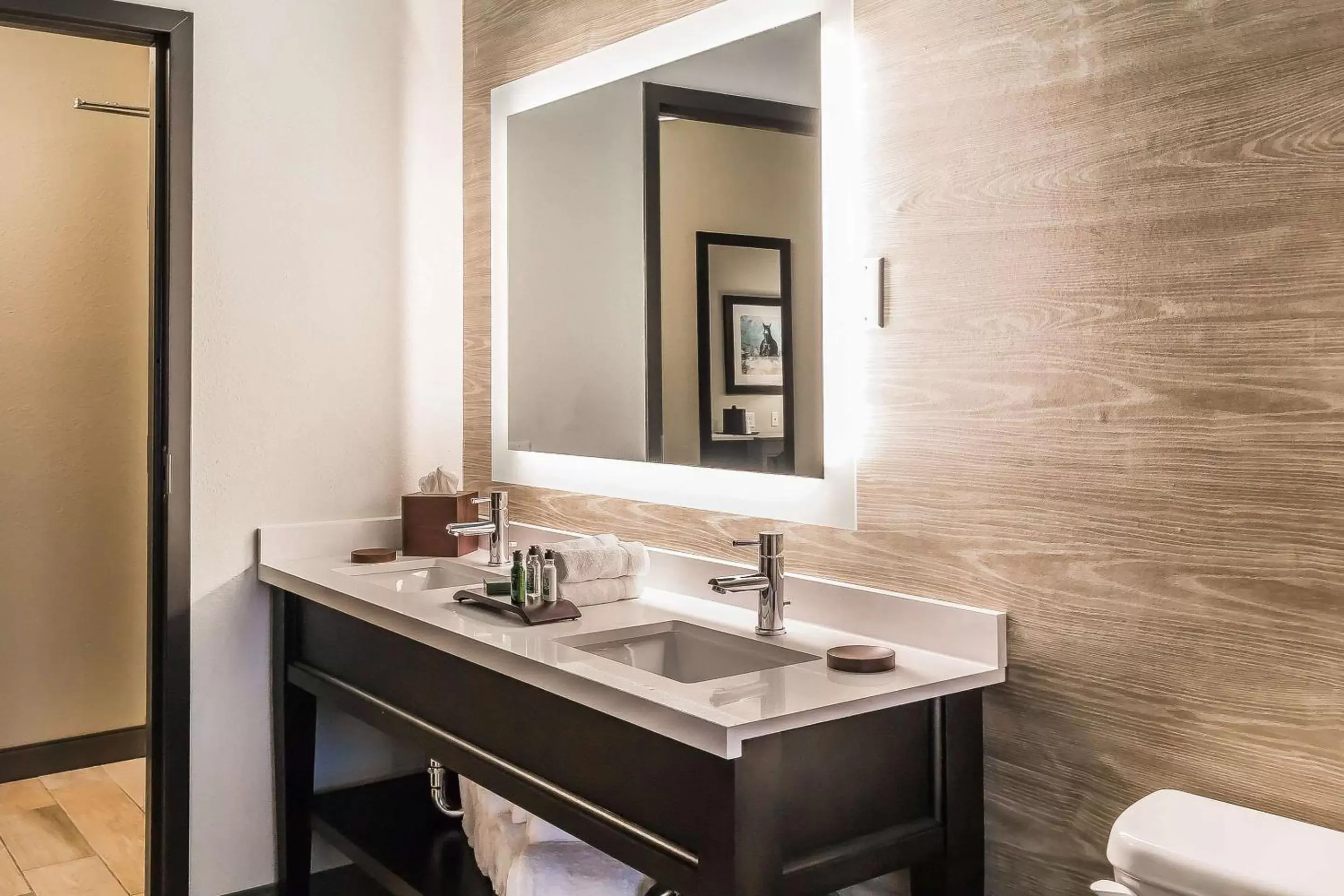 Bathroom in Marina Bay Hotel & Suites, Ascend Hotel Collection