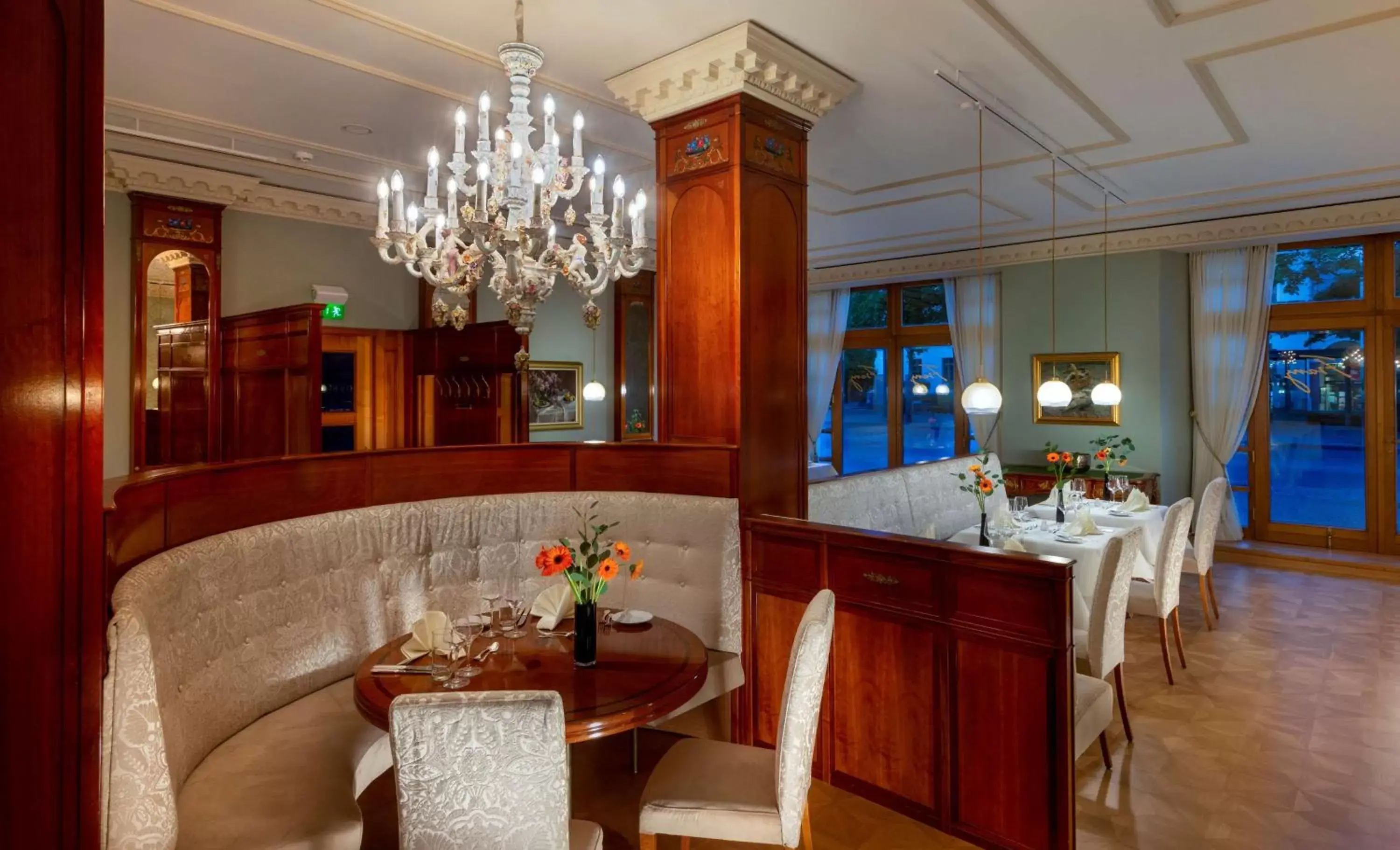 Restaurant/places to eat in Best Western Premier Grand Hotel Russischer Hof